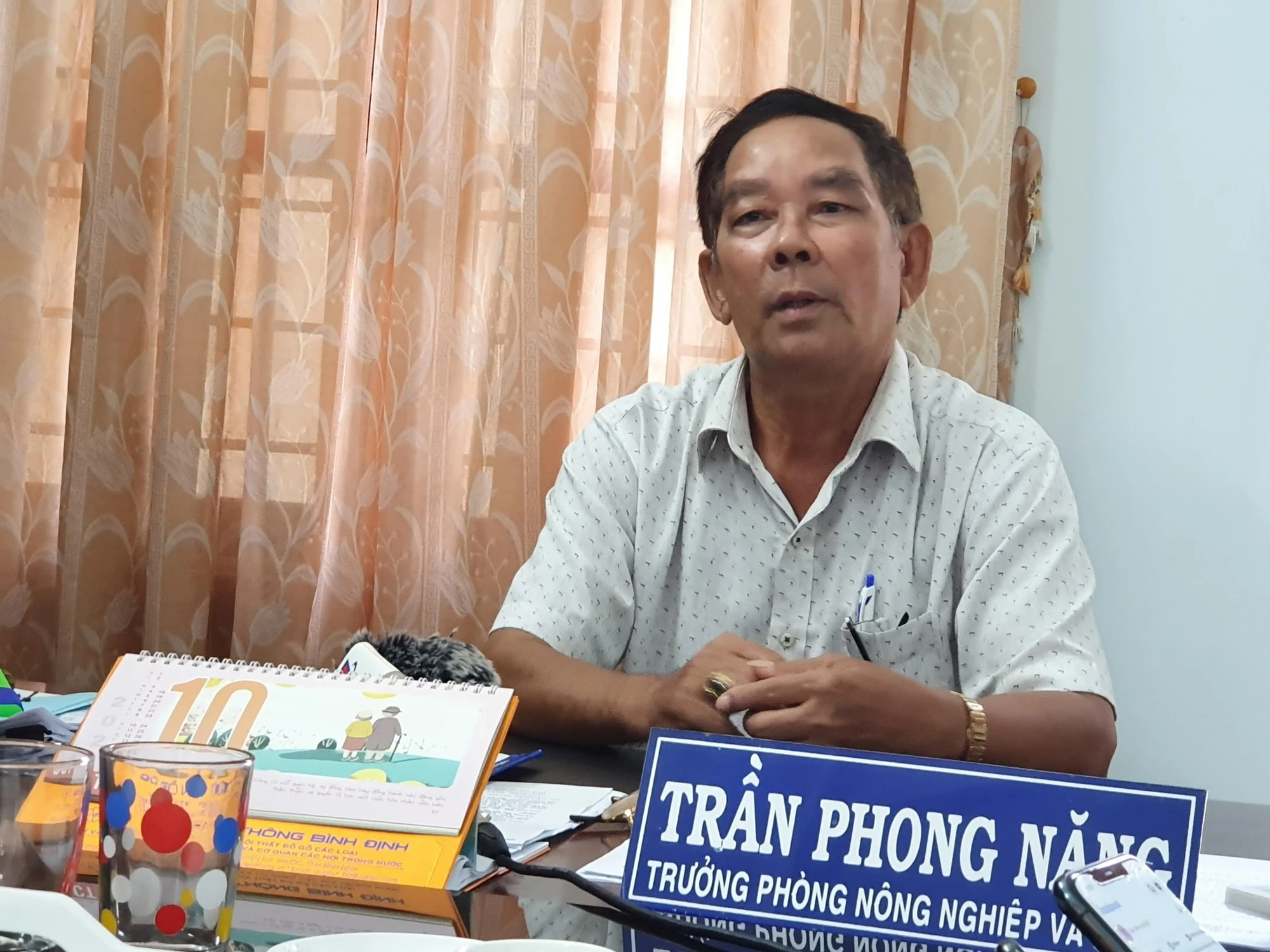 Ông Trần Phong Năng, Lãnh đạo phòng NN&PTNT huyện Vân Canh xác nhận tình trạng sạt lở sông Hà Thanh xảy ra hàng năm. Cứ đến mùa mưa, nước chảy rất siết, gây ra sạt lở liên tục. Ảnh QN Ông Trần Phong Năng, Lãnh đạo phòng NN&PTNT huyện Vân Canh xác nhận tình trạng sạt lở sông Hà Thanh xảy ra hàng năm. Cứ đến mùa mưa, nước chảy rất siết, gây ra sạt lở liên tục. Ảnh QN