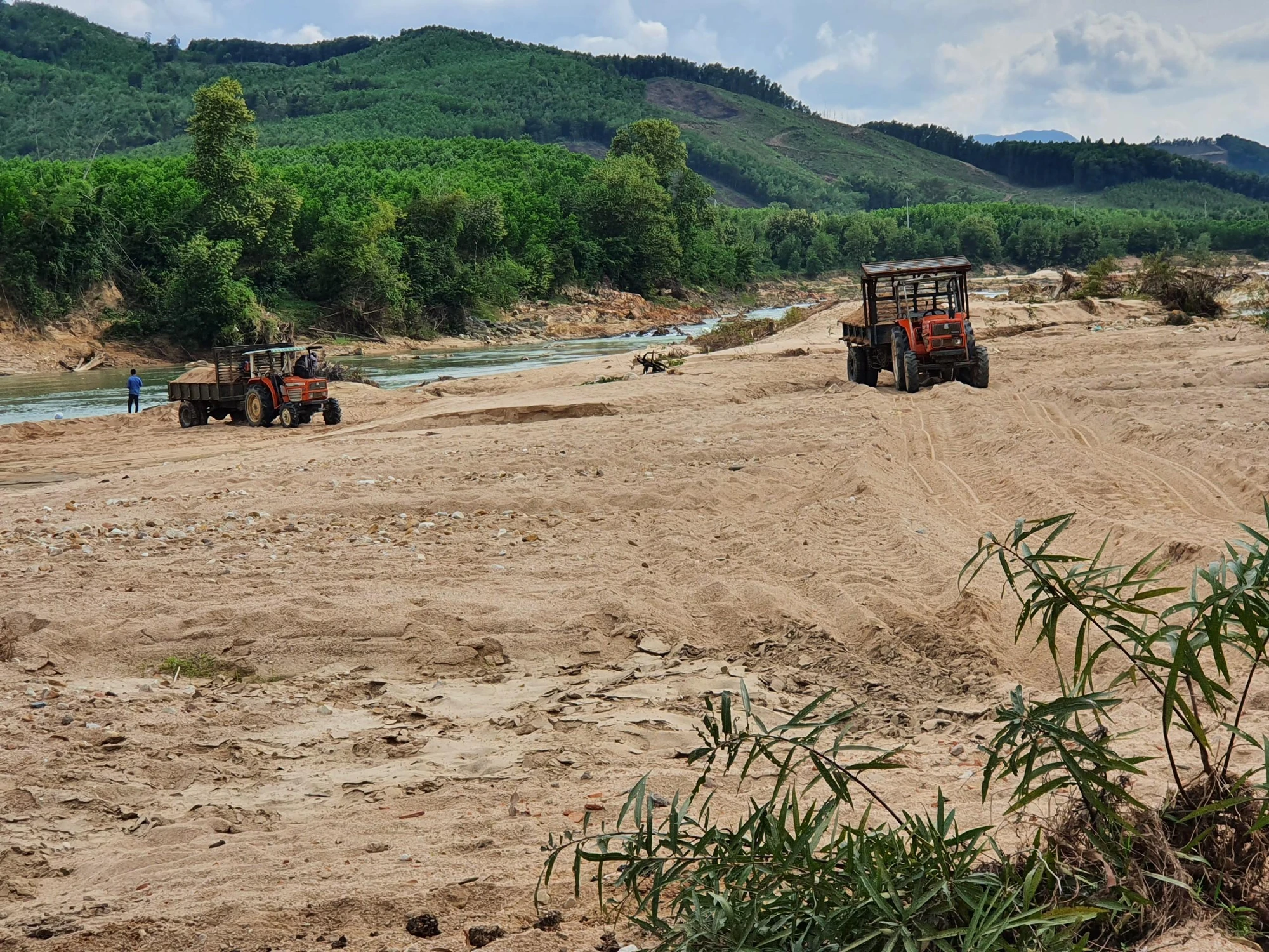 Trên sông Hà Thanh vẫn còn tình trạng khai thác cát trái phép, tuy nhiên cơ quan chức năng huyện Vân Canh cho rằng không bắt được tận tay nên khó xử lý. Ảnh QN Trên sông Hà Thanh vẫn còn tình trạng khai thác cát trái phép, tuy nhiên cơ quan chức năng huyện Vân Canh cho rằng không bắt được tận tay nên khó xử lý. Ảnh QN