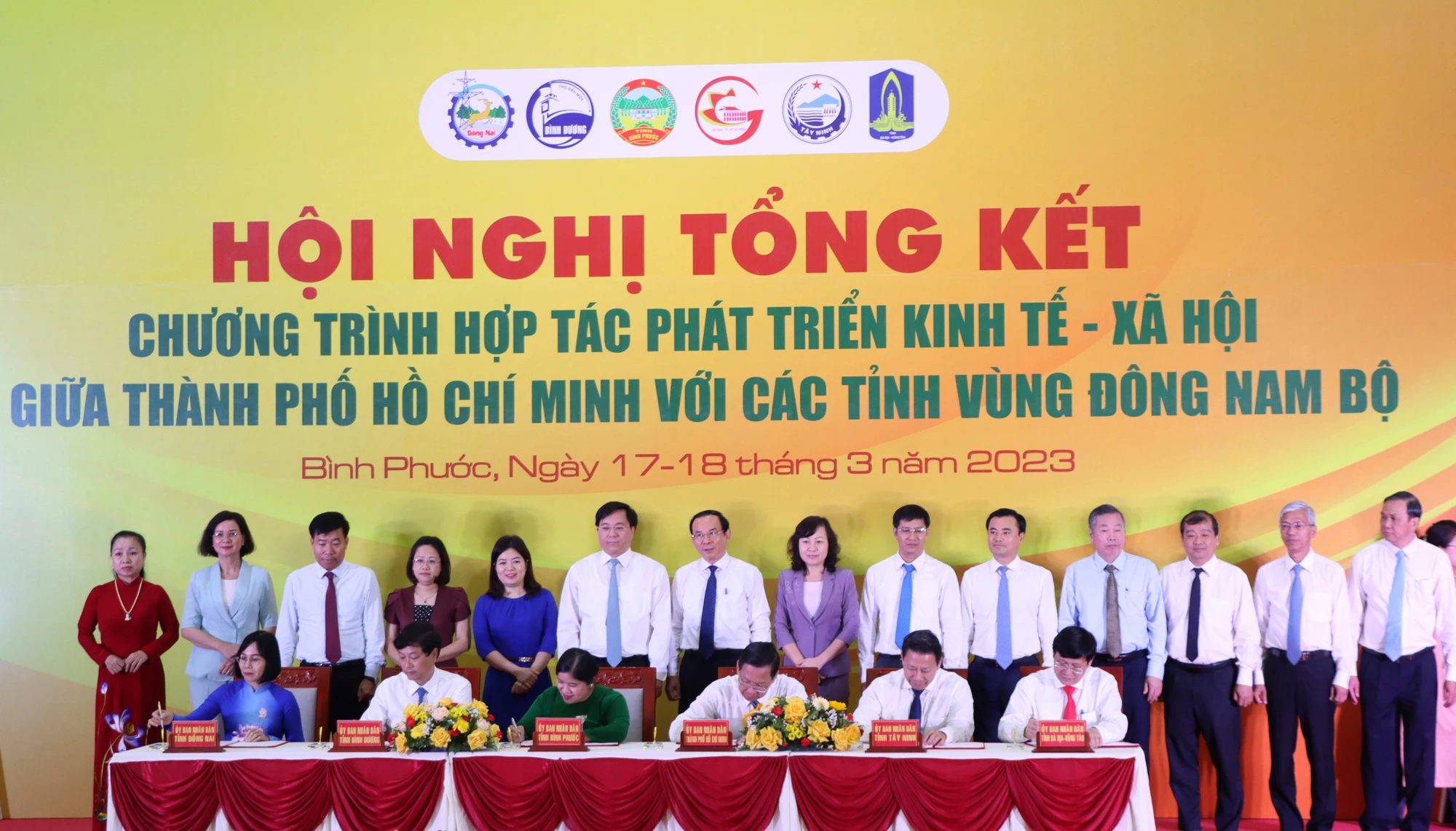 TP.HCM và các tỉnh trong vùng Đông Nam Bộ đã ký kết hợp tác phát triển kinh tế-xã hội. TP.HCM và các tỉnh trong vùng Đông Nam Bộ đã ký kết hợp tác phát triển kinh tế-xã hội.