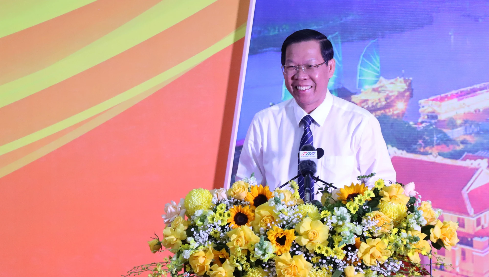 Ông Phan Văn Mãi, Chủ tịch UBND TP.HCM phát biểu tại hội nghị. Ông Phan Văn Mãi, Chủ tịch UBND TP.HCM phát biểu tại hội nghị.