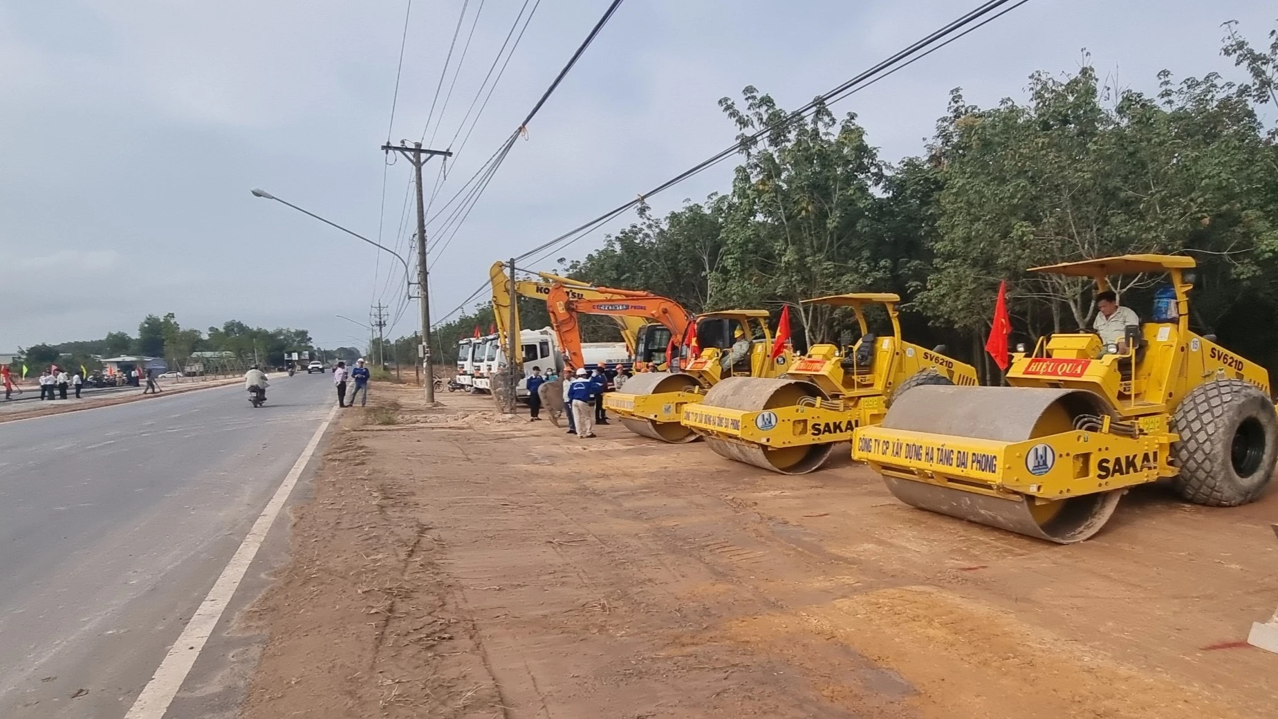 TP Tân Uyên mới khởi công nâng cấp, mở rộng tuyến đường nối khu công nghiệp Vsip III. Ảnh: LÊ ÁNH TP Tân Uyên mới khởi công nâng cấp, mở rộng tuyến đường nối khu công nghiệp Vsip III. Ảnh: LÊ ÁNH