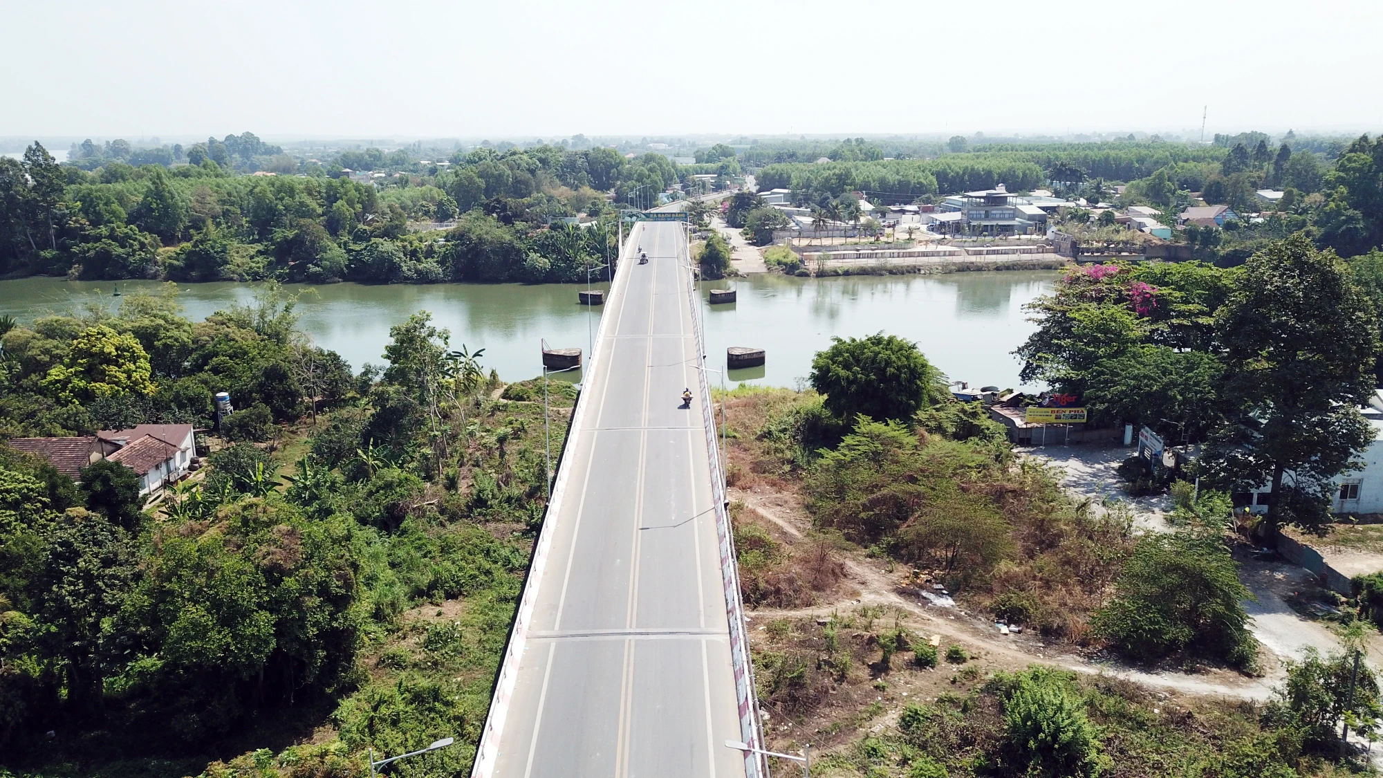 Đường vào xã Bạch Đằng, nơi đang phát triển mô hình nông nghiệp sinh thái đô thị. Ảnh: LÊ ÁNH Đường vào xã Bạch Đằng, nơi đang phát triển mô hình nông nghiệp sinh thái đô thị. Ảnh: LÊ ÁNH