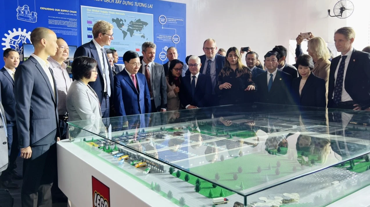 Tập đoàn LEGO (Đan Mạch) tiến hành khởi công xây dựng nhà máy tại Khu công nghiệp Vsip 3, tổng vốn đầu tư hơn 1,3 tỉ USD. Ảnh: LÊ ÁNH Tập đoàn LEGO (Đan Mạch) tiến hành khởi công xây dựng nhà máy tại Khu công nghiệp Vsip 3, tổng vốn đầu tư hơn 1,3 tỉ USD. Ảnh: LÊ ÁNH