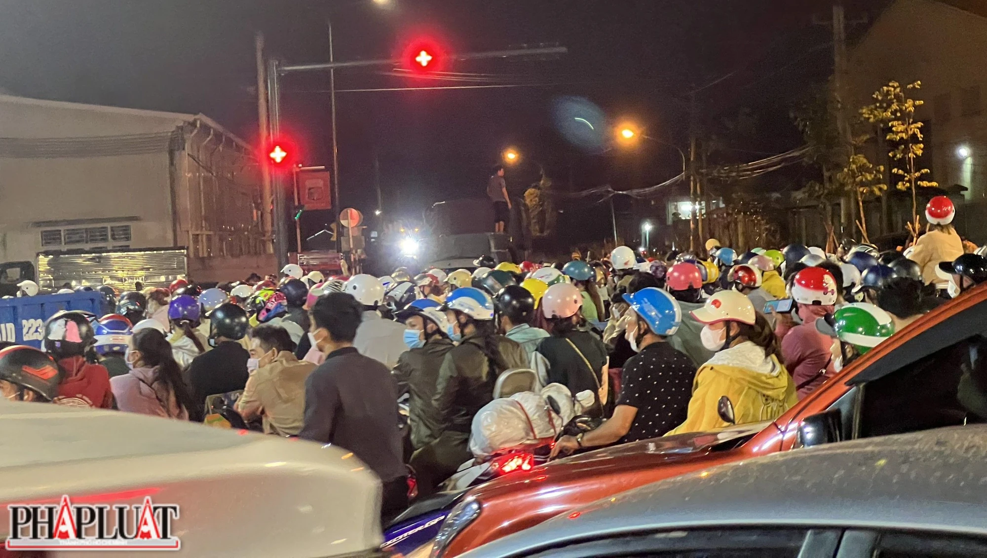 Mọi tuyến đường đổ về cầu Phú Cường đều kẹt cứng. Mọi tuyến đường đổ về cầu Phú Cường đều kẹt cứng.