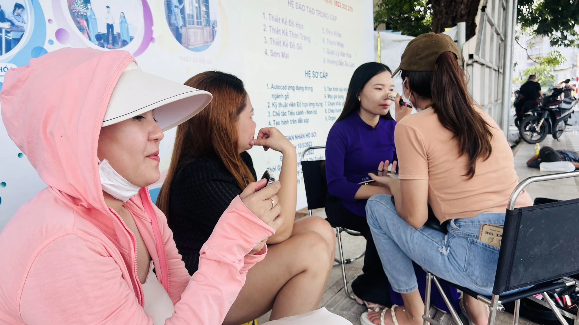 Chị Đặng Thùy Dương (trái) cũng chọn tuyến phố đi bộ Bạch Đằng làm điểm để xe hoa. Chị cho biết bình thường chị làm nghề nail, nhưng khi thấy có “trend” này chị đã ngừng việc để đầu tư xe hoa. Chị Dương thu mỗi lượt chụp hình là 40 ngàn đồng/10 phút.