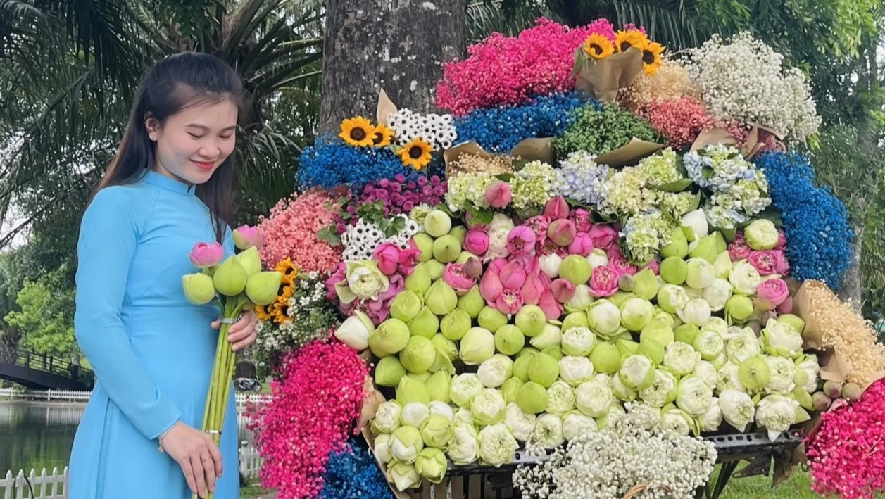 Ngoài ra, còn một số bạn trẻ khác cũng làm các xe hoa đi dọc các tuyến đường ở Bình Dương để các bạn trẻ chưa từng đi Hà Nội đến chụp hình làm kỉ niệm. Khi thấy những chiếc xe hoa này, một cô giáo ở Bình Dương đã mặc áo dài rủ bạn đi chụp hình làm kỉ niệm.