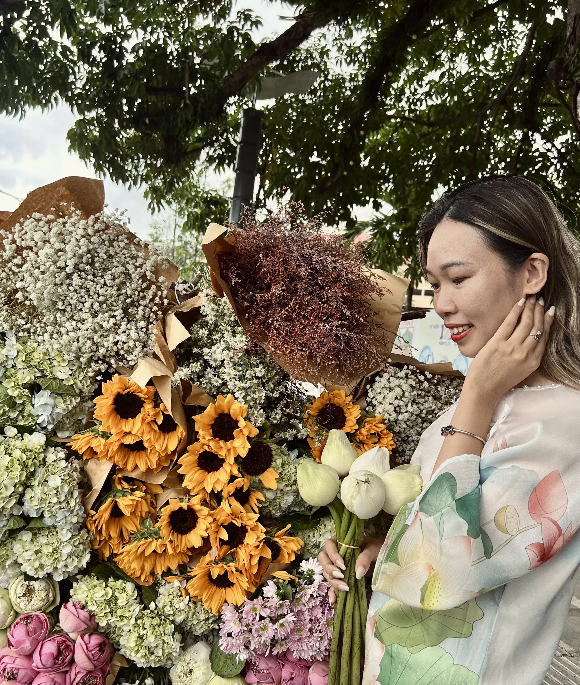 Anh Quyết cho biết bình thường anh bán hải sản dạo ở chợ, thấy “trend” này anh đã nhanh chóng chuyển hướng để kiếm thêm thu nhập. Hôm nay là ngày thứ 3 anh đưa xe hoa ra đây, mỗi lượt chụp hình anh thu phí là 50 ngàn đồng. “Mấy ngày nay rất đông các bạn trẻ, đa số là các bạn nữ đến đây chụp hình làm kỉ niệm. Có thời điểm đông, mọi người xếp hàng chờ chụp”. Còn về lý do anh chọn con đường này làm điểm chụp hình, là vì tuyến đường này có nhiều cây xòe bóng mát giống với các tuyến phố ở Hà Nội.
