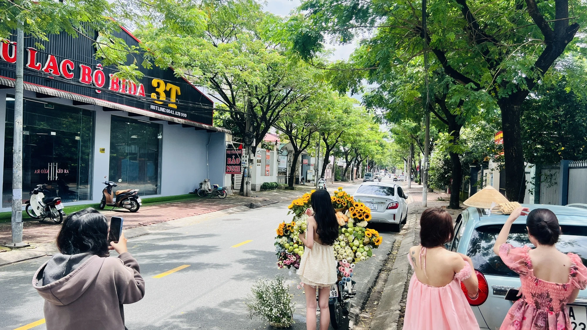 Các bạn trẻ thích thú với những chiếc xe hoa này nên nô nức đi chụp hình tạo thành “hot trend”.