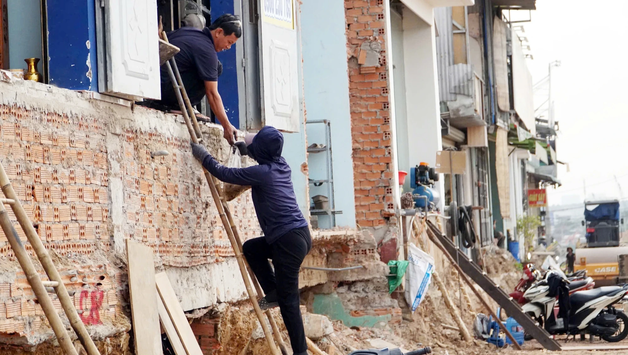 Bình Dương: Người dân bắc thang 2 m để trèo vào nhà do đường đang thi công