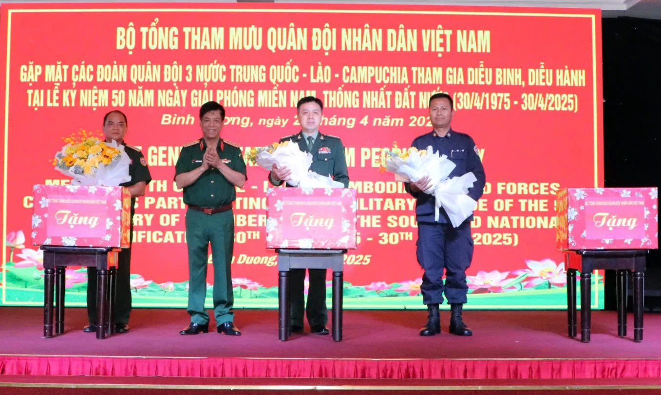 đoàn diễu binh (1).jpg