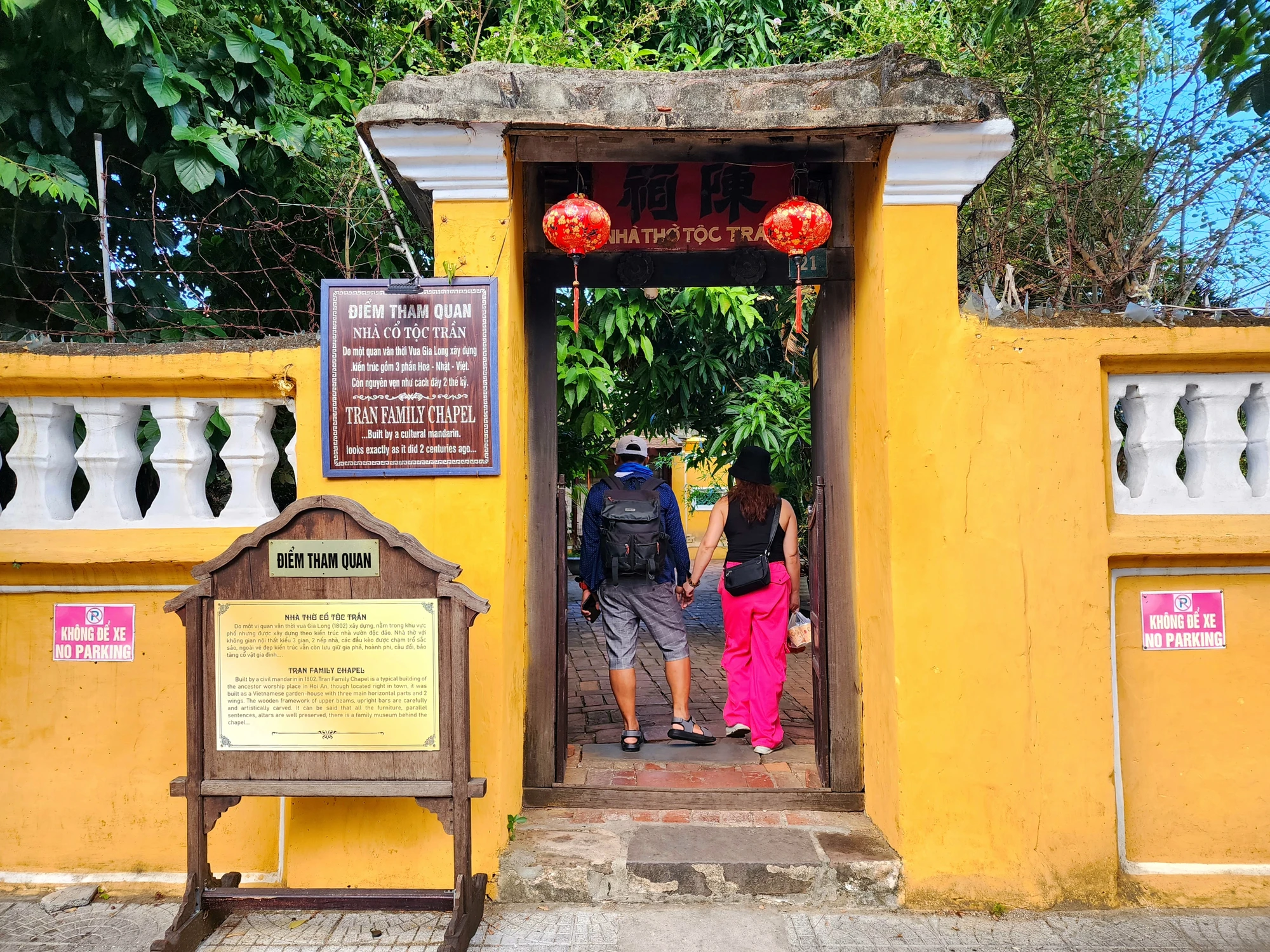 Nhiều du khách tìm đến tham quan ngôi nhà cổ đặc biệt này. Nhiều du khách tìm đến tham quan ngôi nhà cổ đặc biệt này.