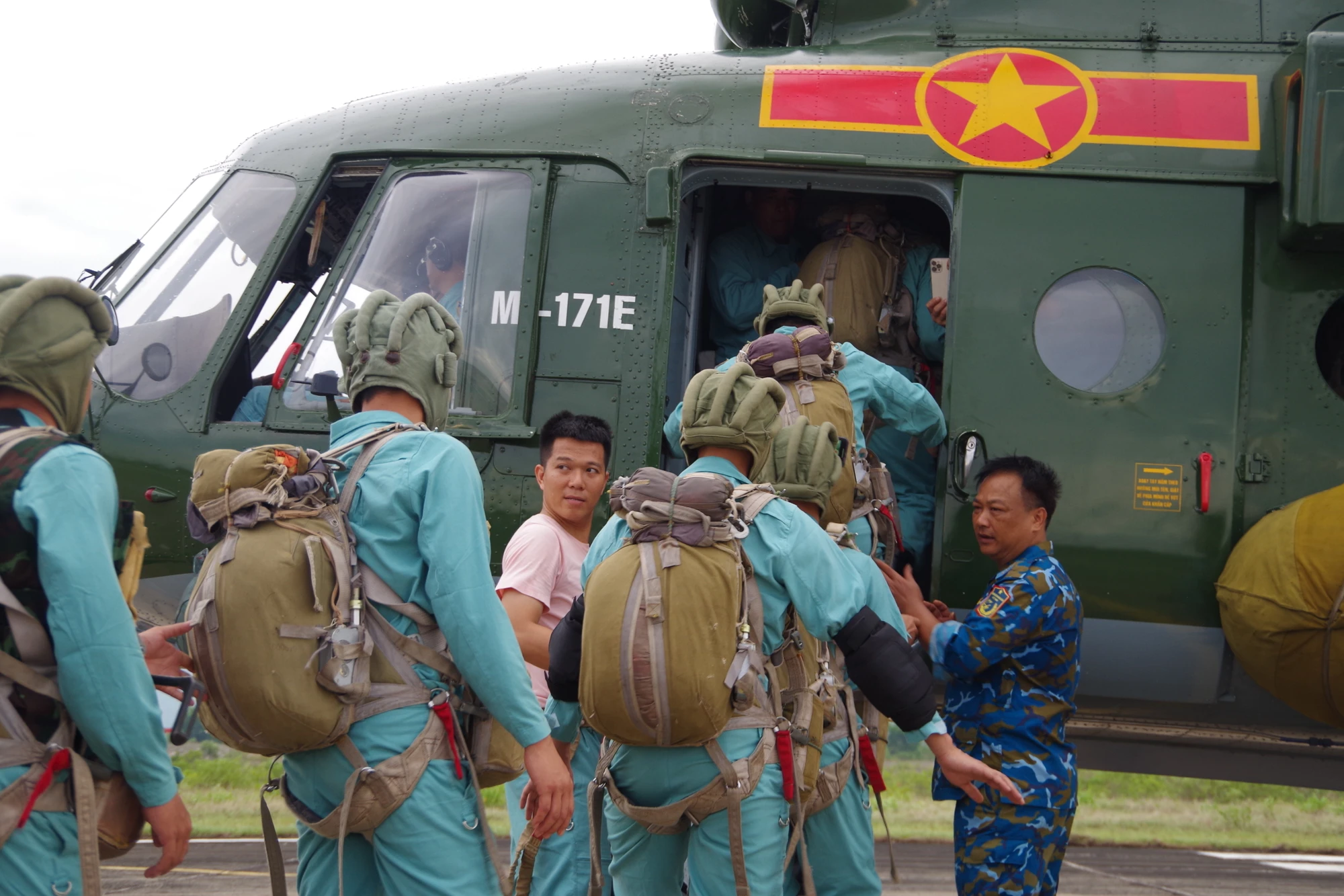 cac-hoc-vien-len-truc-thang..JPG