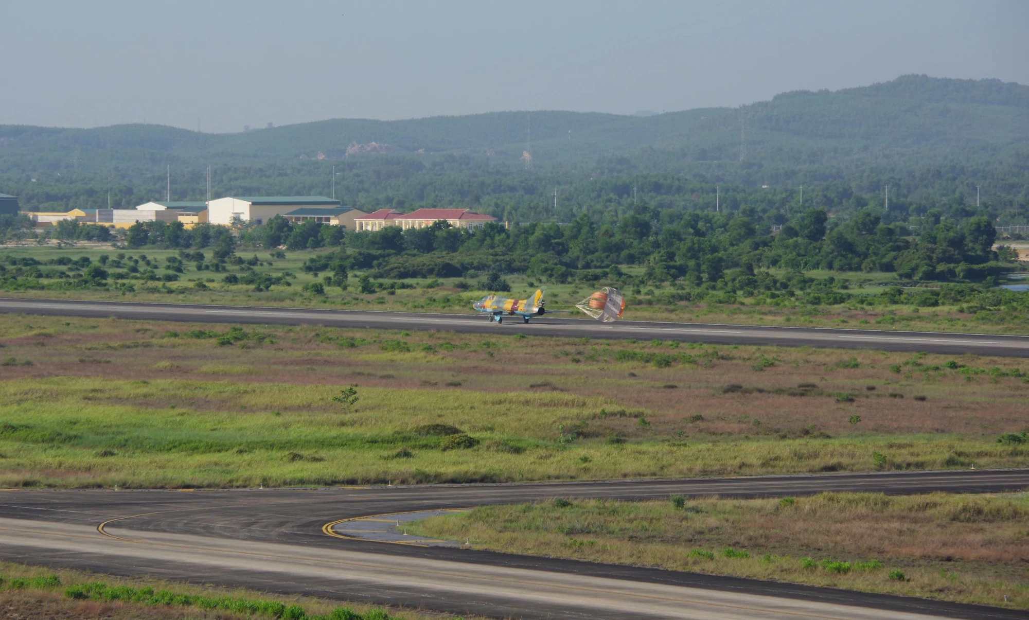 May-bay-Su-22-Trung-doan-929-hoan-thanh-bay.jpg