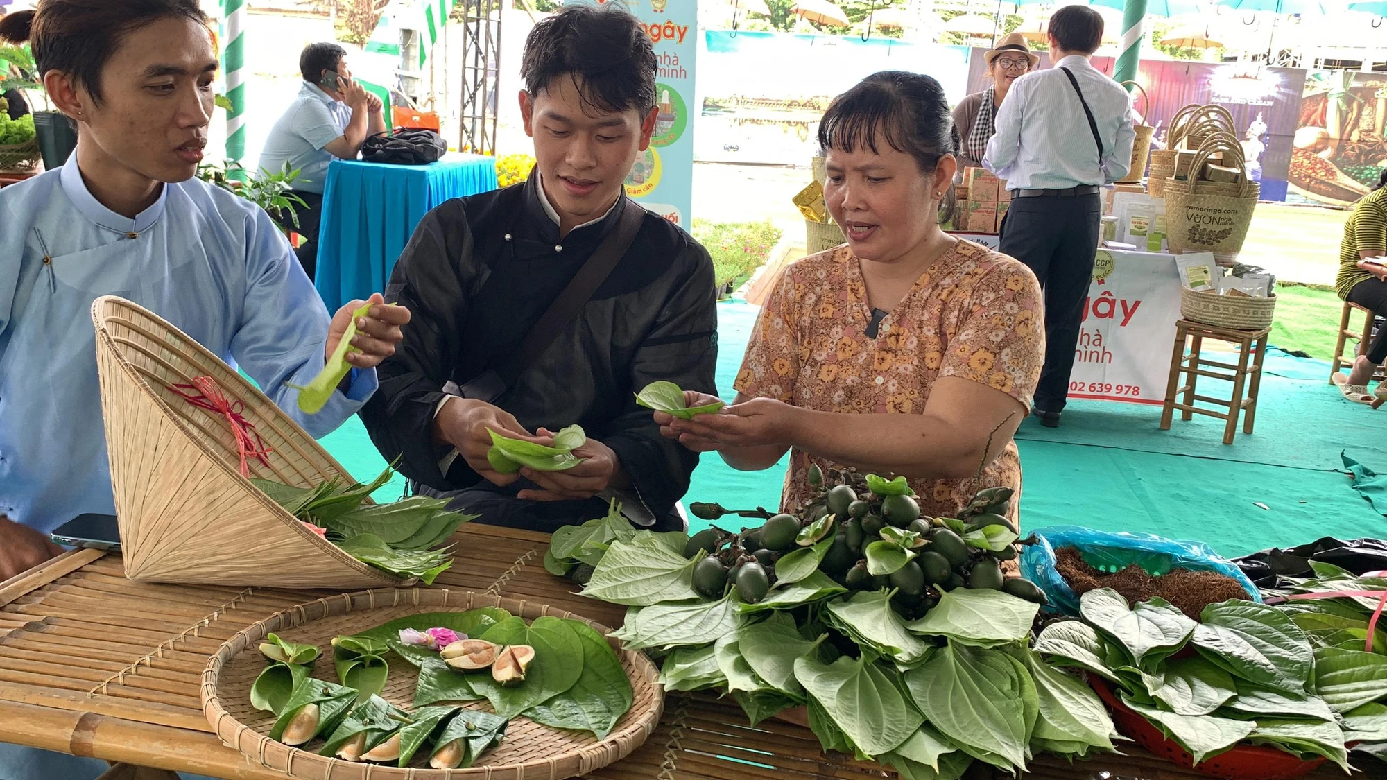Tại đây các bạn trẻ còn được hướng dẫn têm trầu Tại đây các bạn trẻ còn được hướng dẫn têm trầu