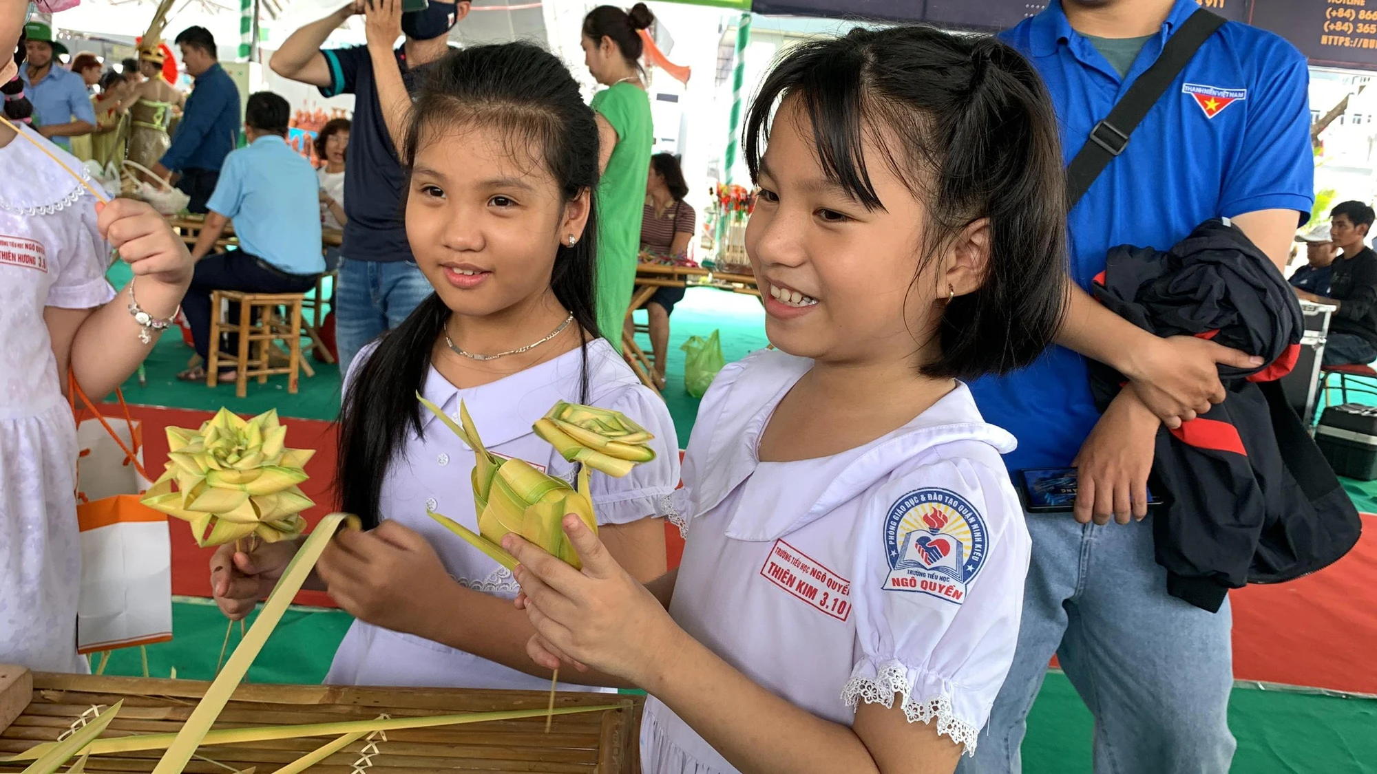 Các em học sinh vô cùng thích thú khi được tặng món đồ chơi độc lạ. Em Thiên Kim (HS lớp 2) cho biết rất thích, đây là lần đầu tiên em thấy và được chơi những món đồ chơi dễ thương này Các em học sinh vô cùng thích thú khi được tặng món đồ chơi độc lạ. Em Thiên Kim (HS lớp 2) cho biết rất thích, đây là lần đầu tiên em thấy và được chơi những món đồ chơi dễ thương này