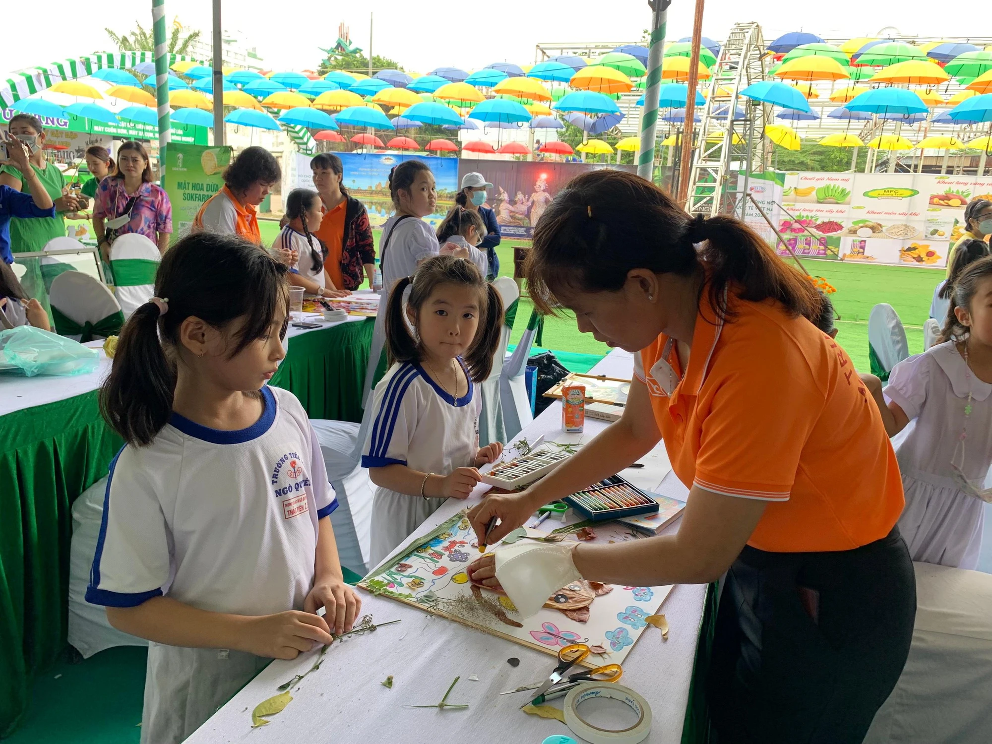 Giáo viên hướng dẫn các em học sinh vẽ tranh từ lá Giáo viên hướng dẫn các em học sinh vẽ tranh từ lá