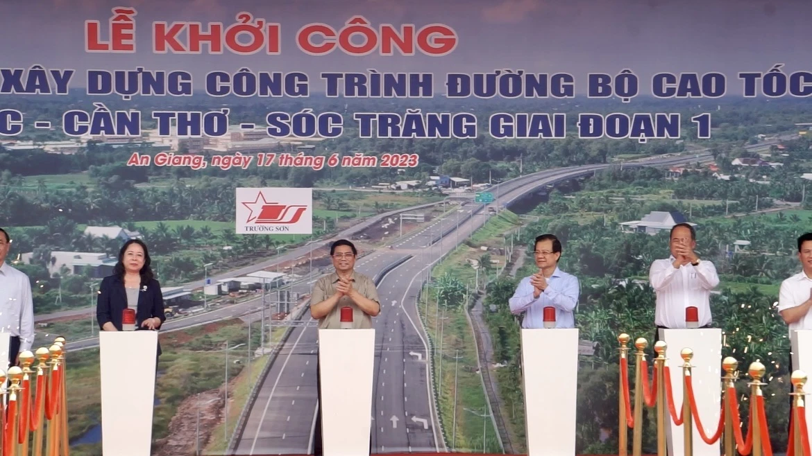 Cao tốc Châu Đốc - Cần Thơ - Sóc Trăng vừa được khởi công vào 17-6 Cao tốc Châu Đốc - Cần Thơ - Sóc Trăng vừa được khởi công vào 17-6