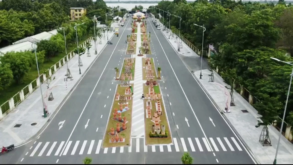Con đường nghệ thuật gốm đỏ có chiều dài 500m Con đường nghệ thuật gốm đỏ có chiều dài 500m