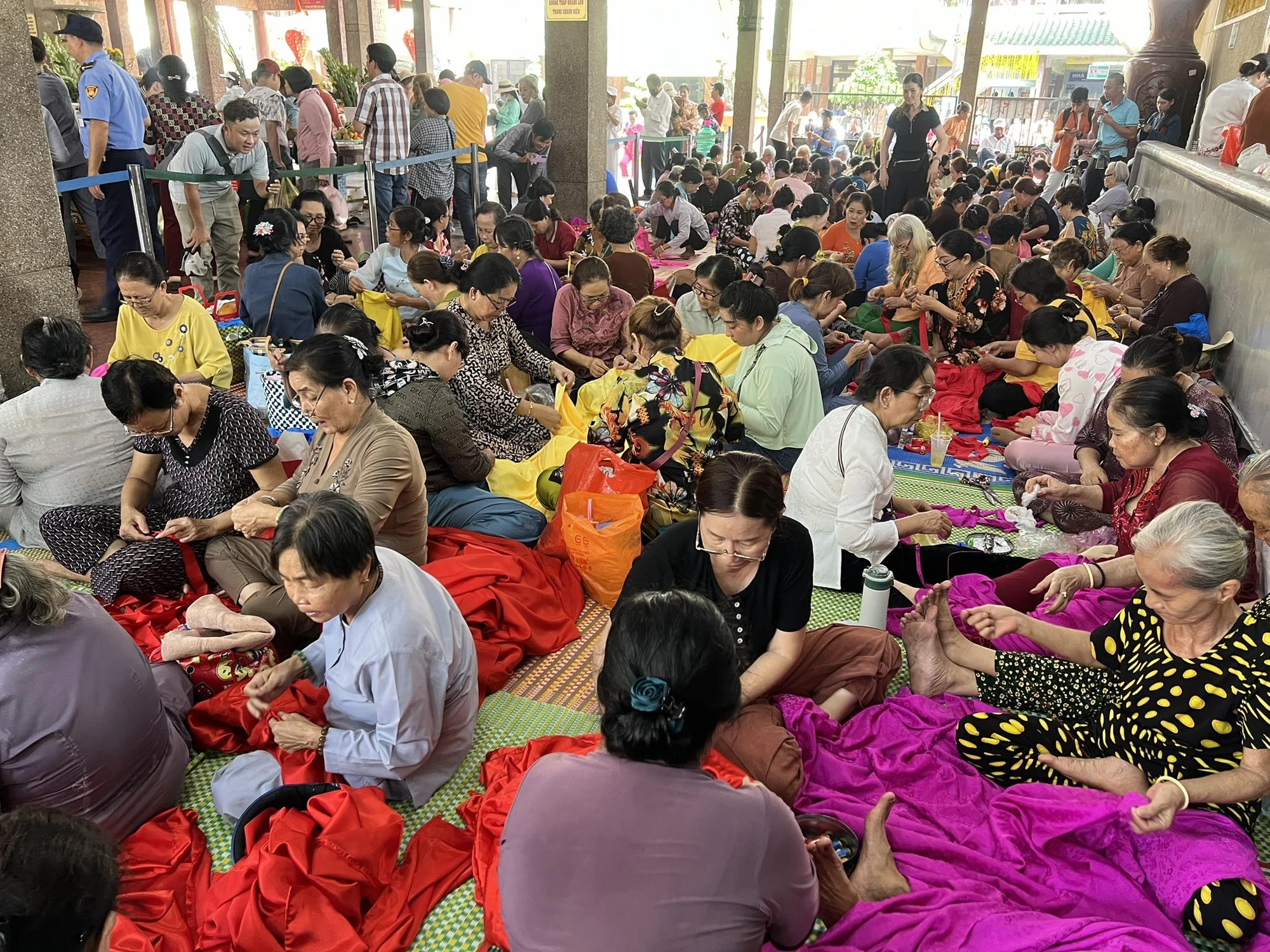 Lễ may Áo Bà diễn ra trong một ngày với số lượng gồm 96 áo Bà, 96 áo cúng Cô, 96 áo cúng Cậu