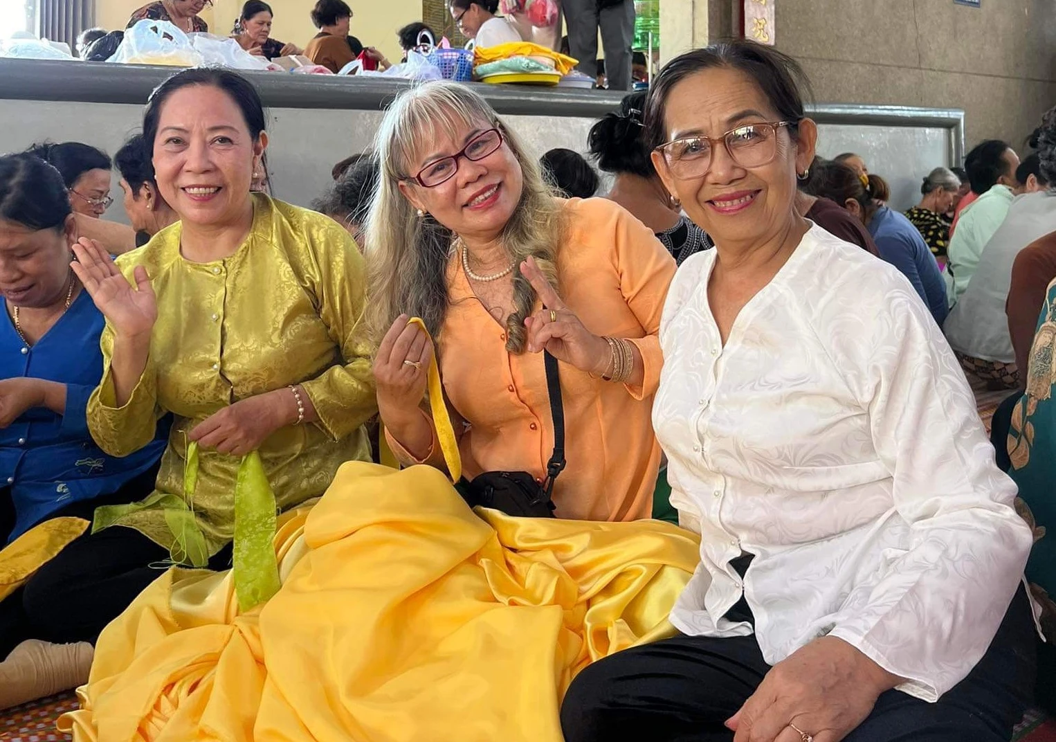 Mọi người tham gia may áo cho Bà với một tấm lòng thành kính và tinh thần vui vẻ, tự nguyện