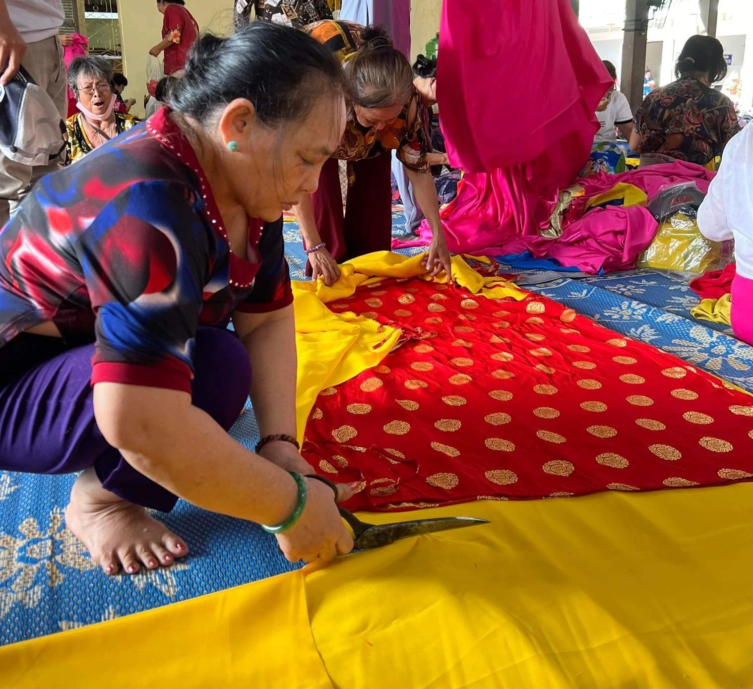 Những chiếc áo đủ sắc màu được người dân may tỉ mỉ từng đường kim mũi chỉ để dâng lên Chúa Xứ Thánh Mẫu