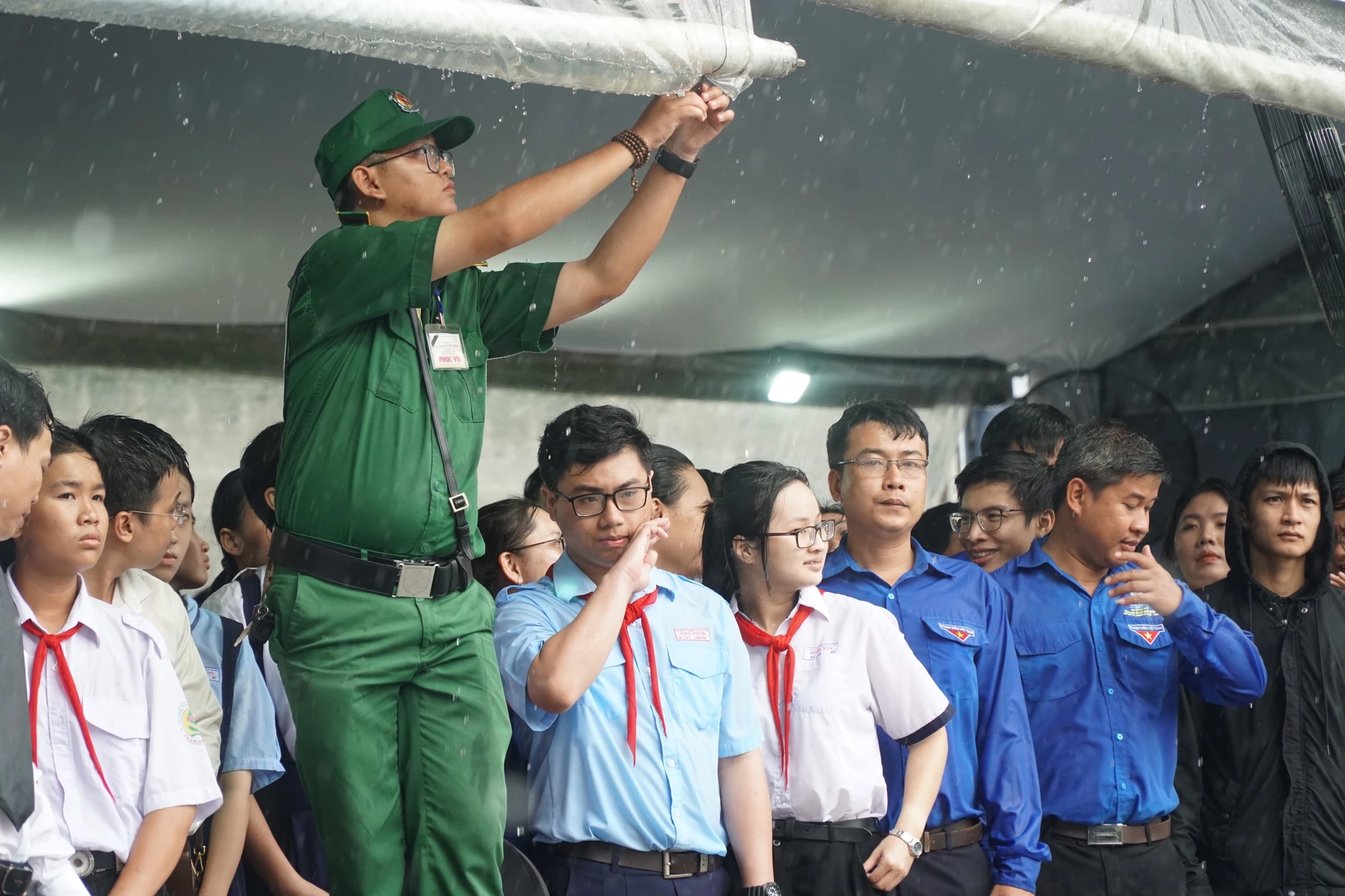 Kéo bạt, che mưa cho hàng ngàn người đến viếng Tổng Bí thư Nguyễn Phú Trọng ở Hội trường Thống Nhất 
