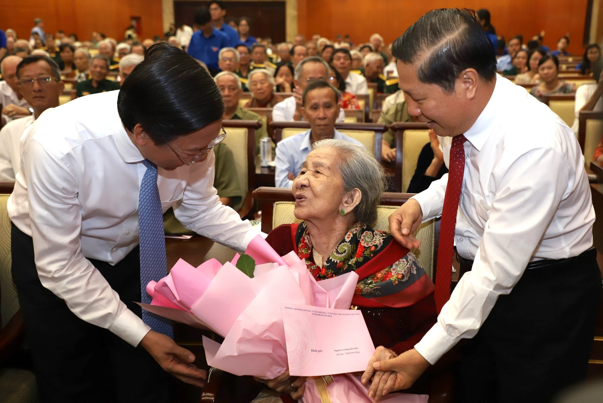 gia-dinh-chinh-sach-4.jpg