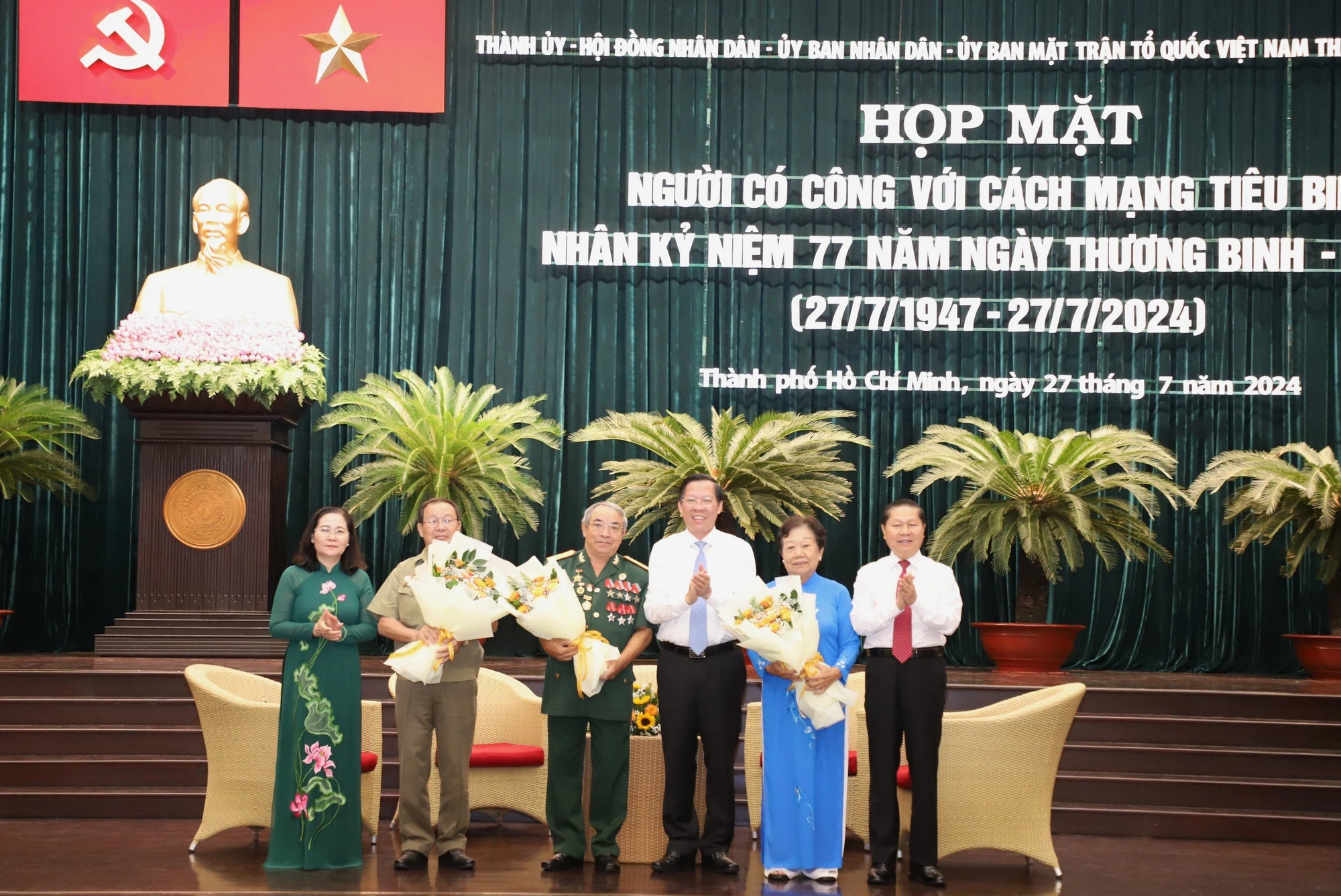 gia-dinh-chinh-sach-6.jpg