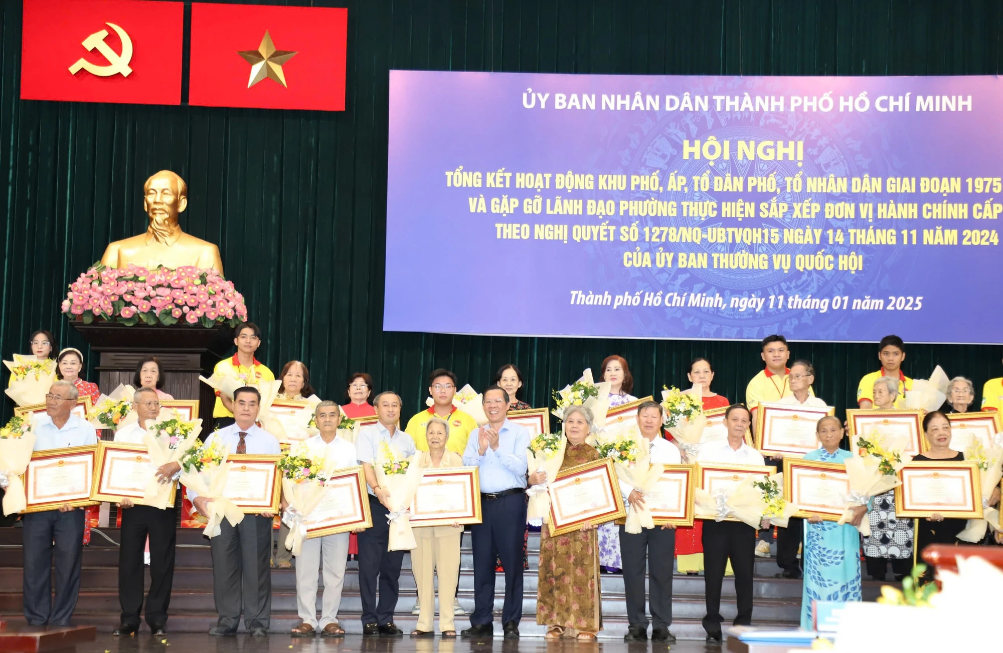 Chủ tịch Phan Văn Mãi: TP.HCM tri ân, tôn vinh hàng chục ngàn người hoạt động khu phố, ấp-tri-an-nguoi-hoat-dong-khu-pho-ap-9.jpg