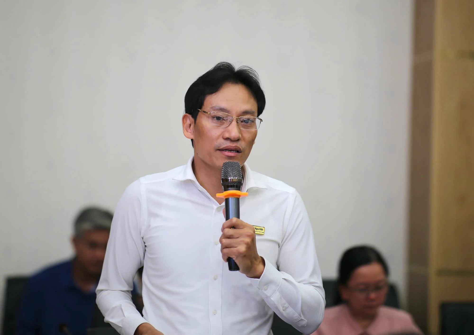 chu-tich-tinh-noi-chuyen-voi-nguoi-ban-rau-3.jpg