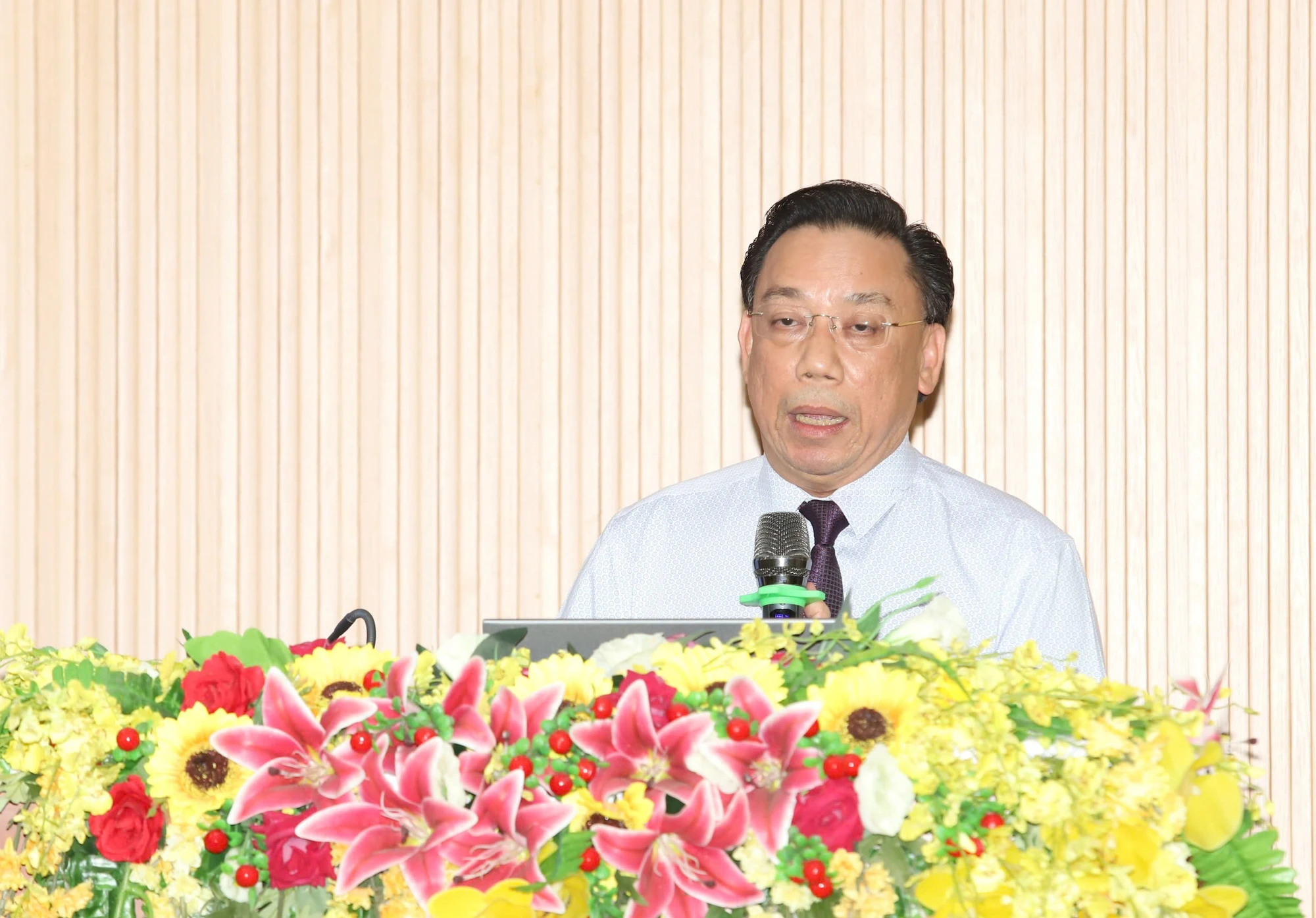 chu-tich-tinh-noi-chuyen-voi-nguoi-ban-rau-9.jpg