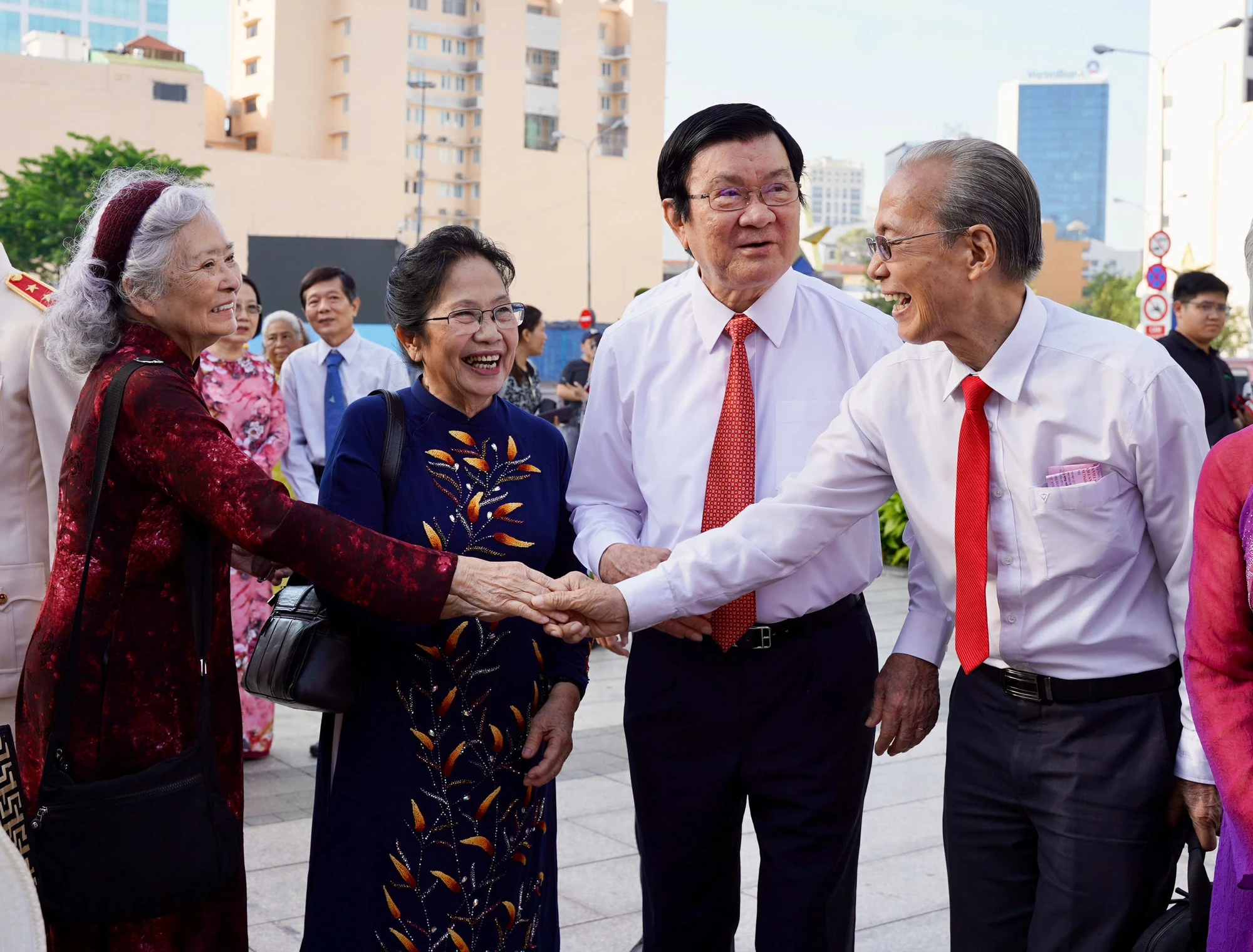 60-ca-nhan-tieu-bieu-2.jpg