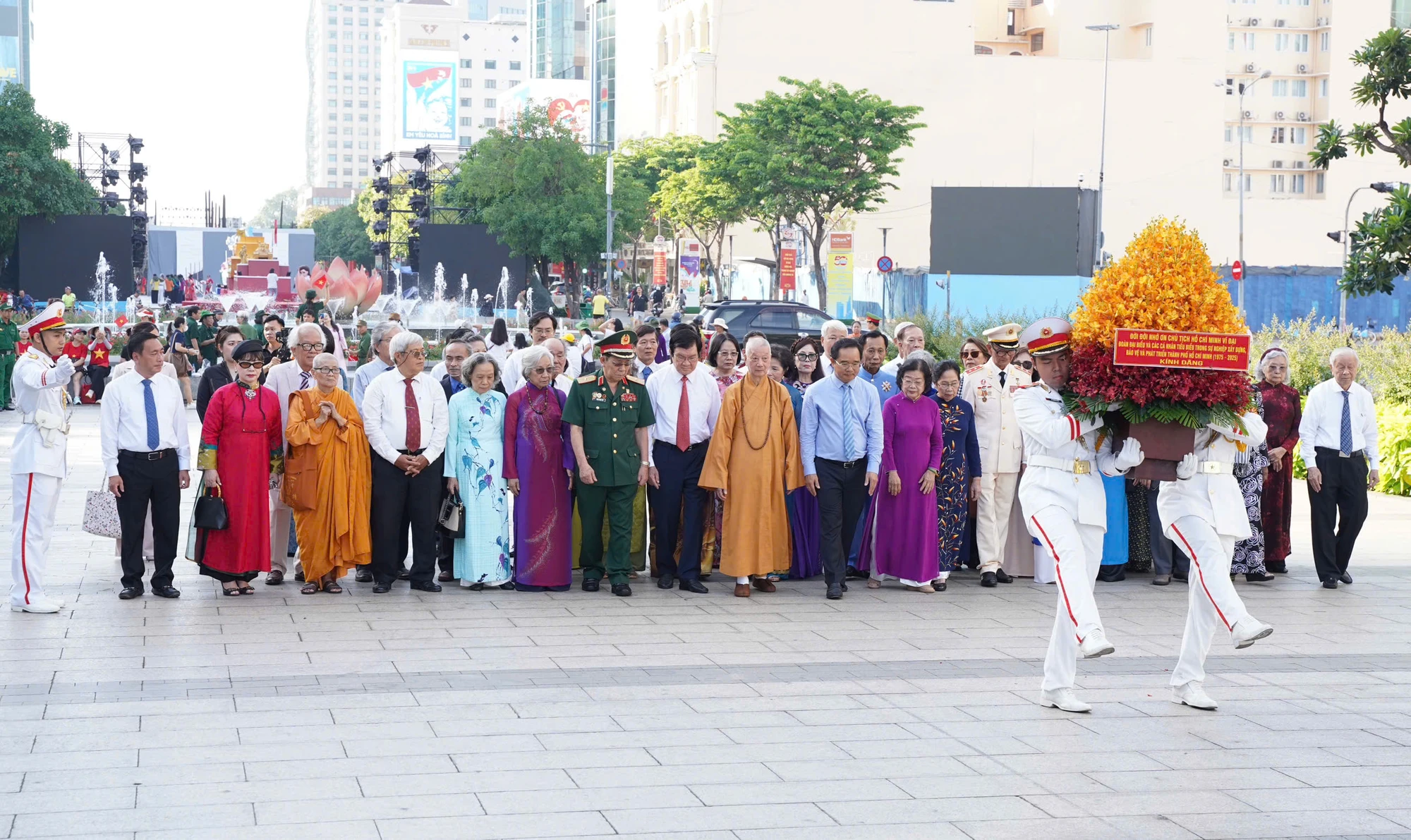 60-ca-nhan-tieu-bieu-4.jpg