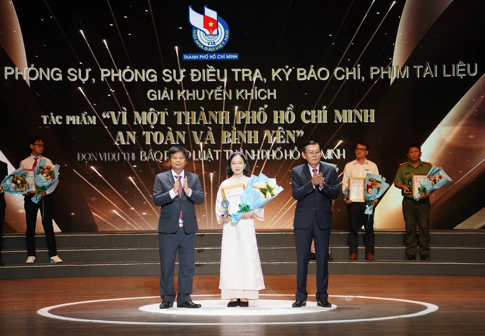 bao-phap-luat-tp.hcm-13.jpg