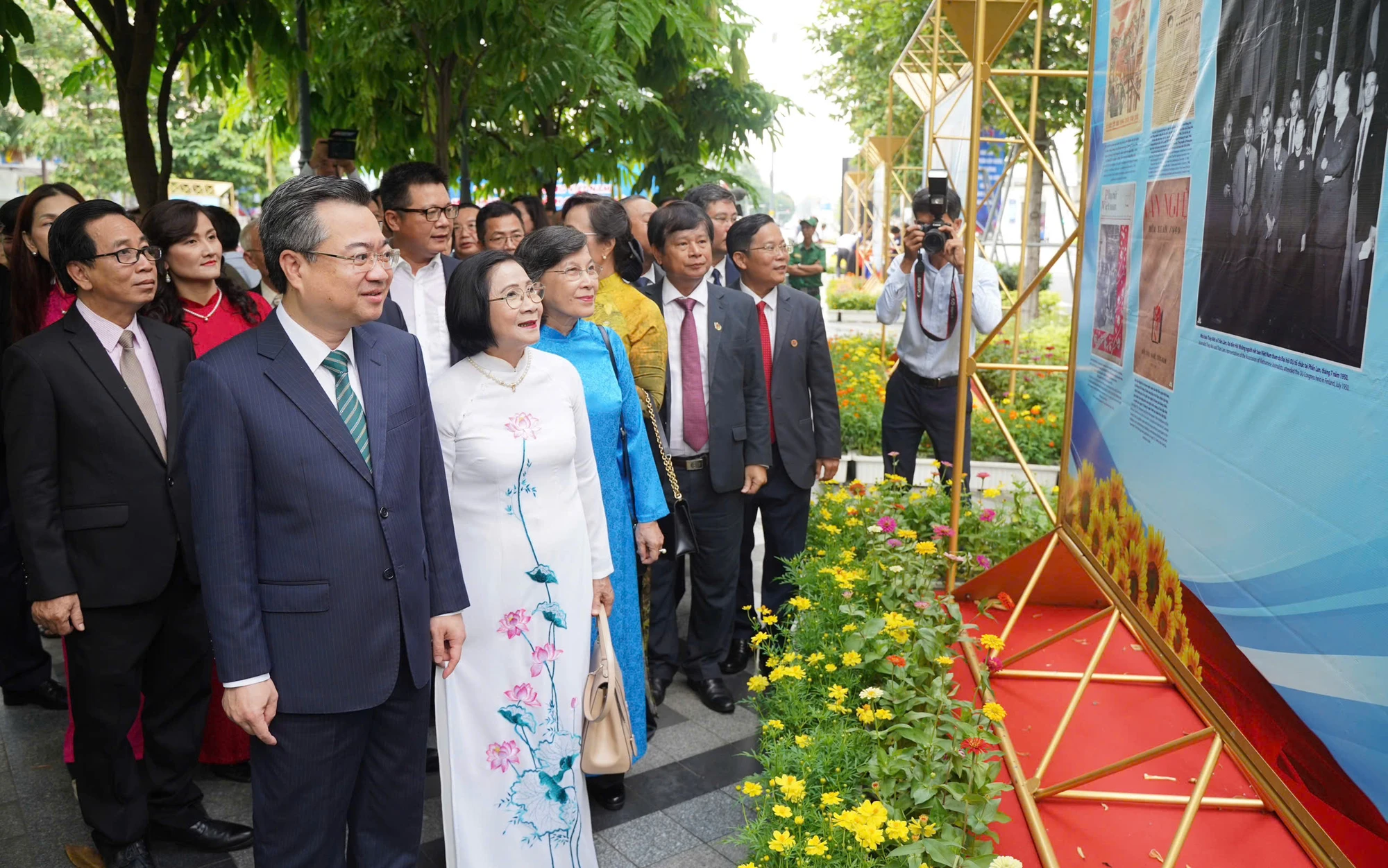 Ông Nguyễn Thanh Nghị dự triển lãm ảnh kỷ niệm 100 năm Báo chí Cách mạng