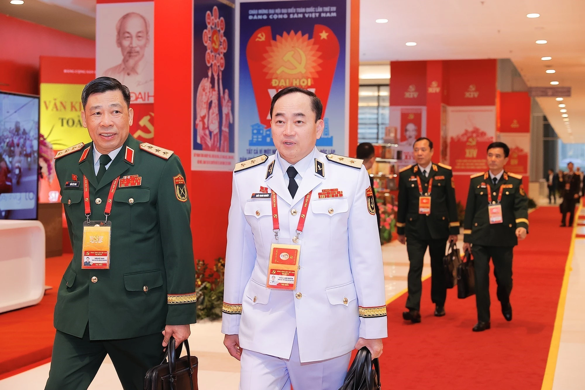 Các đại biểu đến dự ngày làm việc thứ tư Đại hội XIV của Đảng, sáng 22-1. Ảnh: TTXVN bau-ban-chap-hanh-trung-uong-khoa-xiv-ttxvn-1.jpg