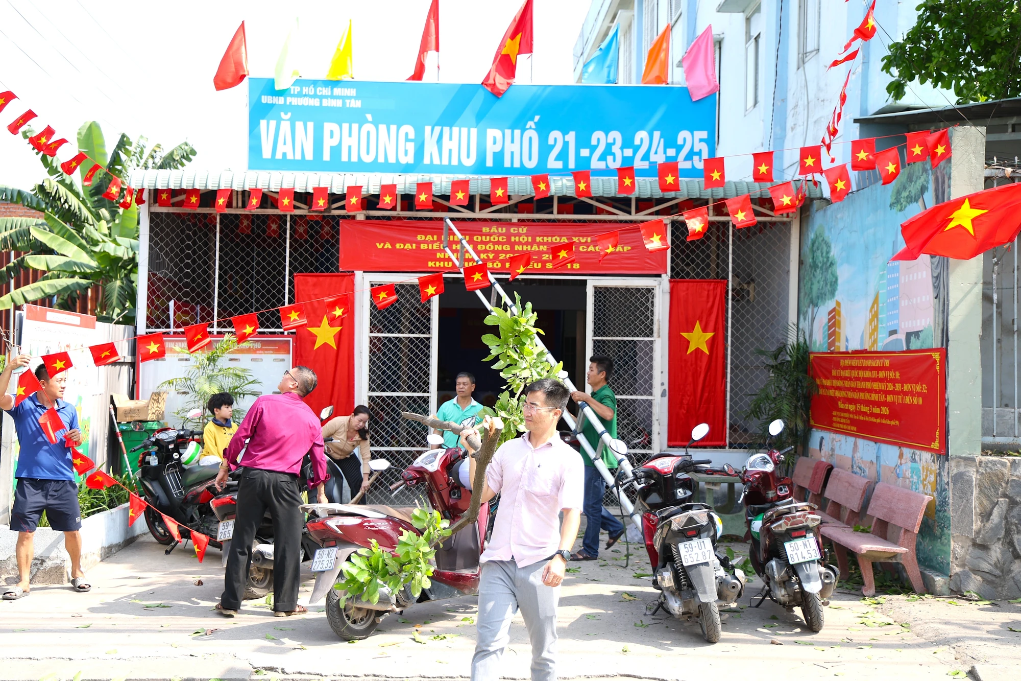 TP.HCM: Các điểm bỏ phiếu rực sắc đỏ, sẵn sàng cho ngày hội lớn