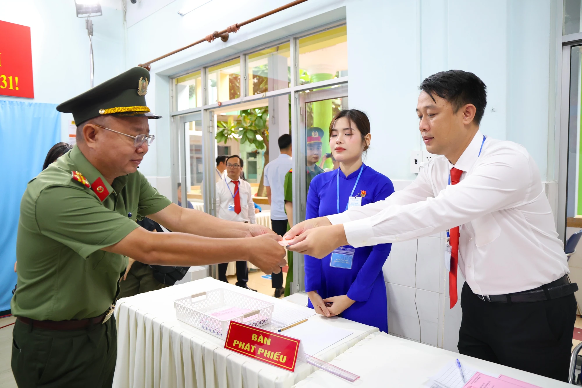 ong-nguyen-van-duoc-bau-cu-27.JPG