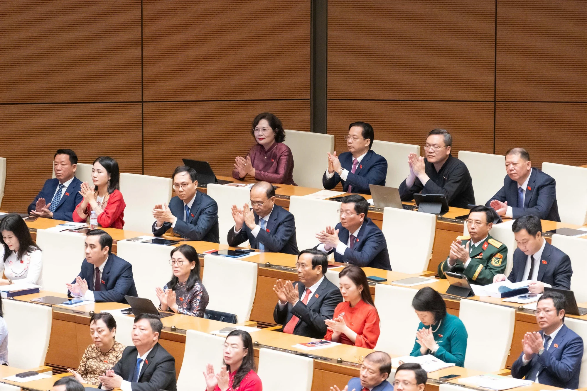 giam-sat-den-cung-5.jpg