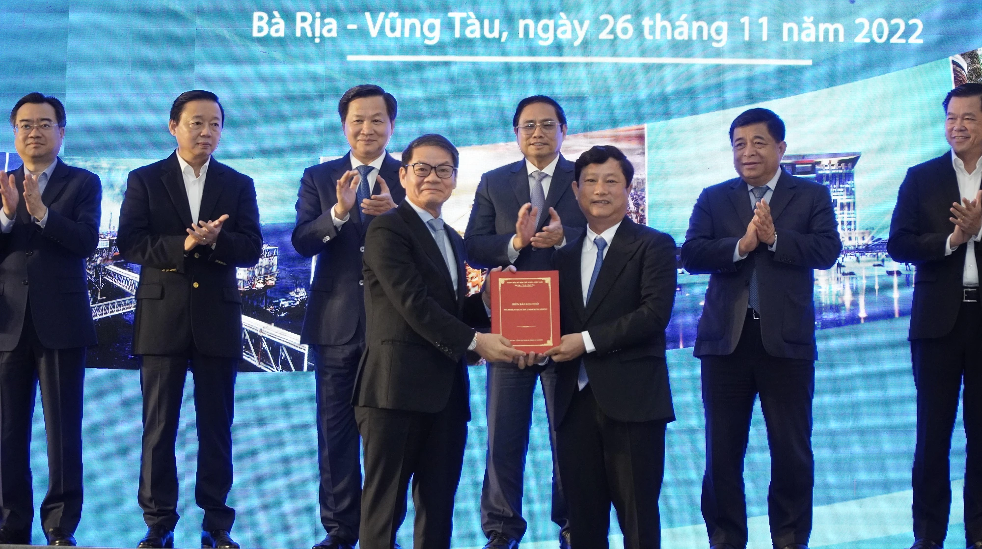 Tập đoàn Trường Hải nhận biên bản ghi nhớ đầu tư từ Chủ tịch UBND tỉnh Bình Dương Võ Văn Minh cho dự án hơn 1 tỷ USD. Ảnh:MT Tập đoàn Trường Hải nhận biên bản ghi nhớ đầu tư từ Chủ tịch UBND tỉnh Bình Dương Võ Văn Minh cho dự án hơn 1 tỷ USD. Ảnh:MT