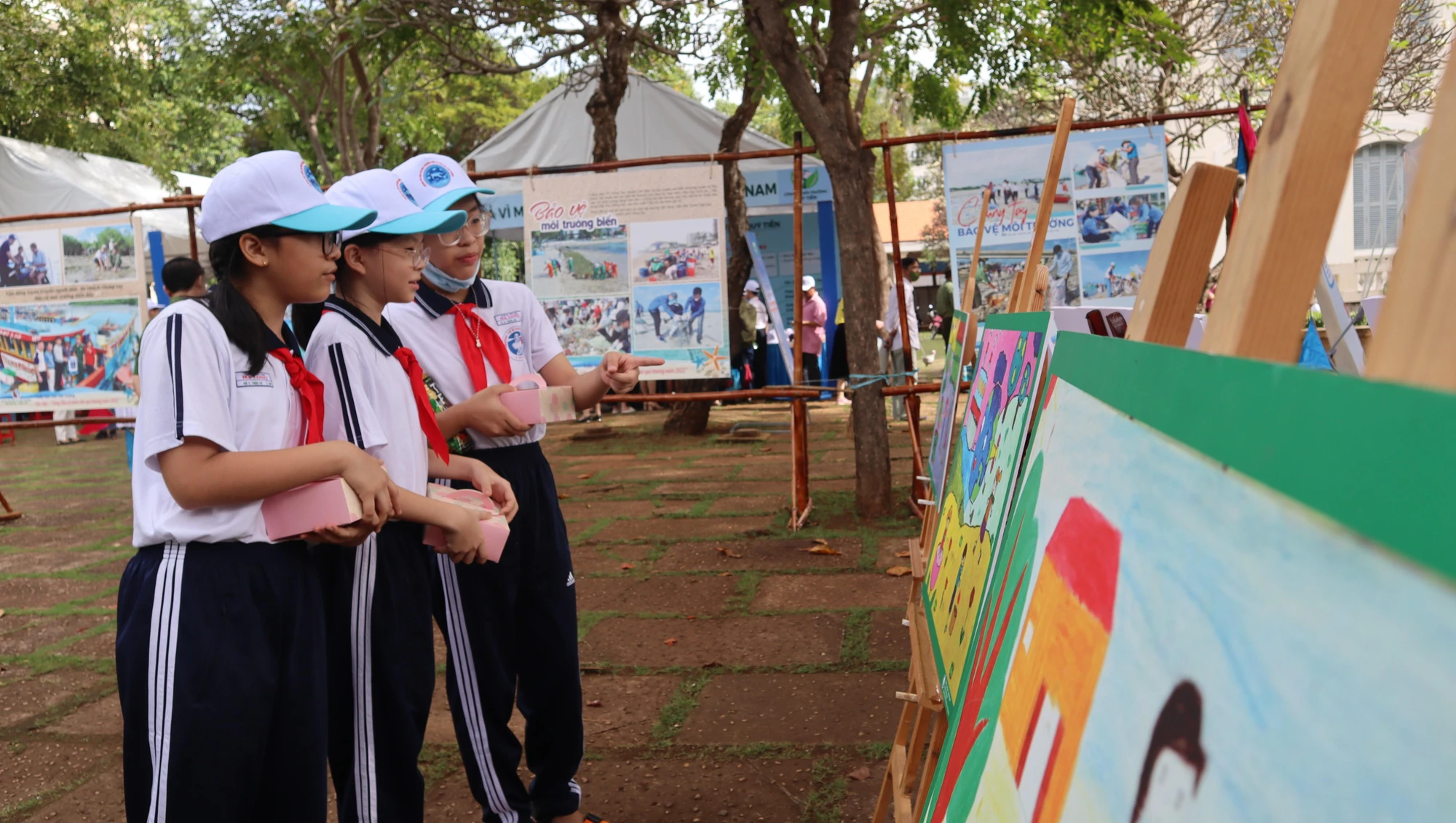 Học sinh TP Vũng Tàu tham quan triển lãm ảnh về bảo vệ môi trường và biển đảo năm 2022. Ảnh: TK