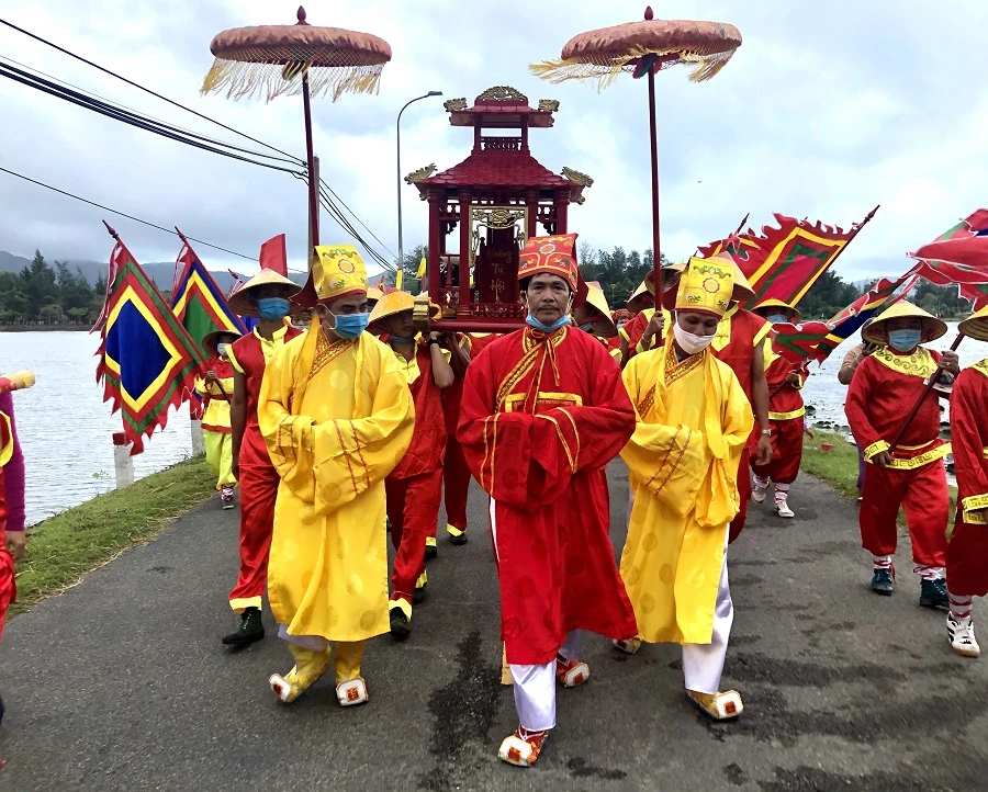 Lễ giỗ Bà Phi Yến tại Côn Đảo. Ảnh: Mạnh Cường Lễ giỗ Bà Phi Yến tại Côn Đảo. Ảnh: Mạnh Cường