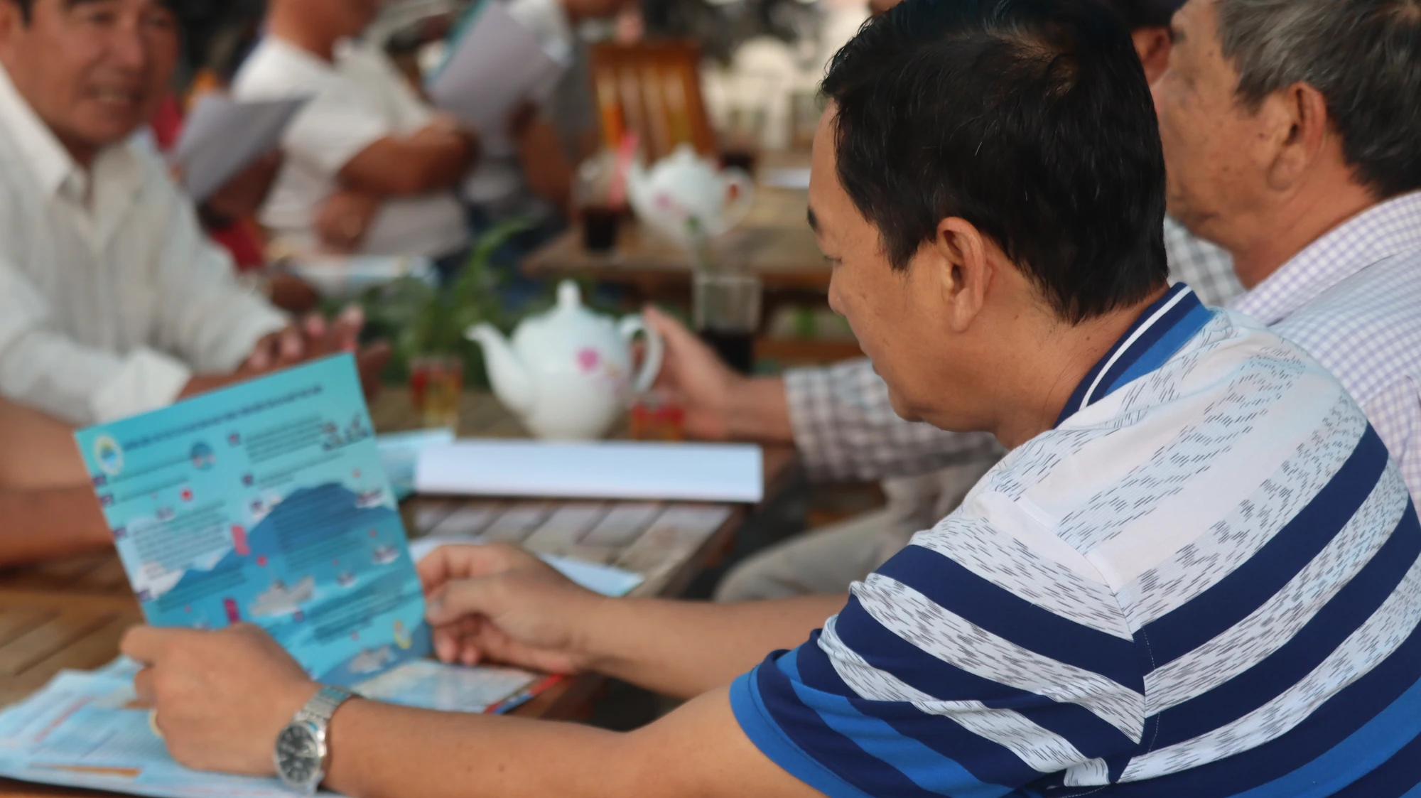 Đông ngư dân của thị trấn Long Hải đến buổi cà phê. Ảnh: TK Đông ngư dân của thị trấn Long Hải đến buổi cà phê. Ảnh: TK