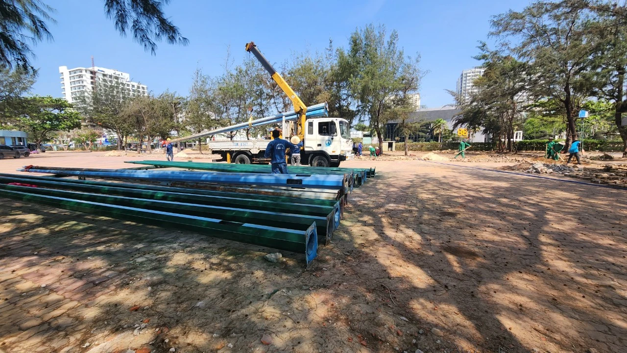 Công nhân lắp đặt thêm đèn chiếu sáng tại Bãi Sau. Ảnh: TK