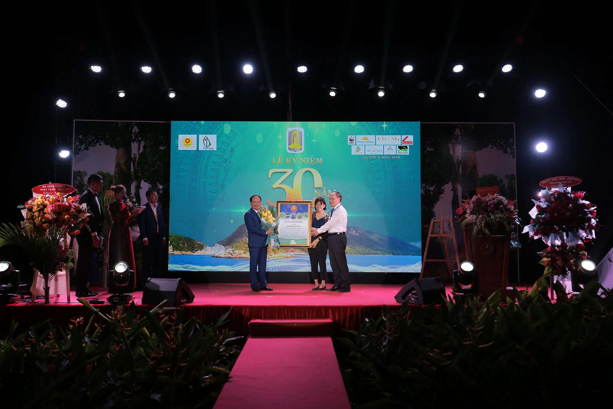 Bà Theresa Mundita Slim, Giám đốc điều hành Trung tâm Đa dạng sinh học ASEAN trao chứng nhận Vườn Di sản ASEAN cho Ban quản lý Vườn quốc gia Côn Đảo. Ảnh: VQG Bà Theresa Mundita Slim, Giám đốc điều hành Trung tâm Đa dạng sinh học ASEAN trao chứng nhận Vườn Di sản ASEAN cho Ban quản lý Vườn quốc gia Côn Đảo. Ảnh: VQG
