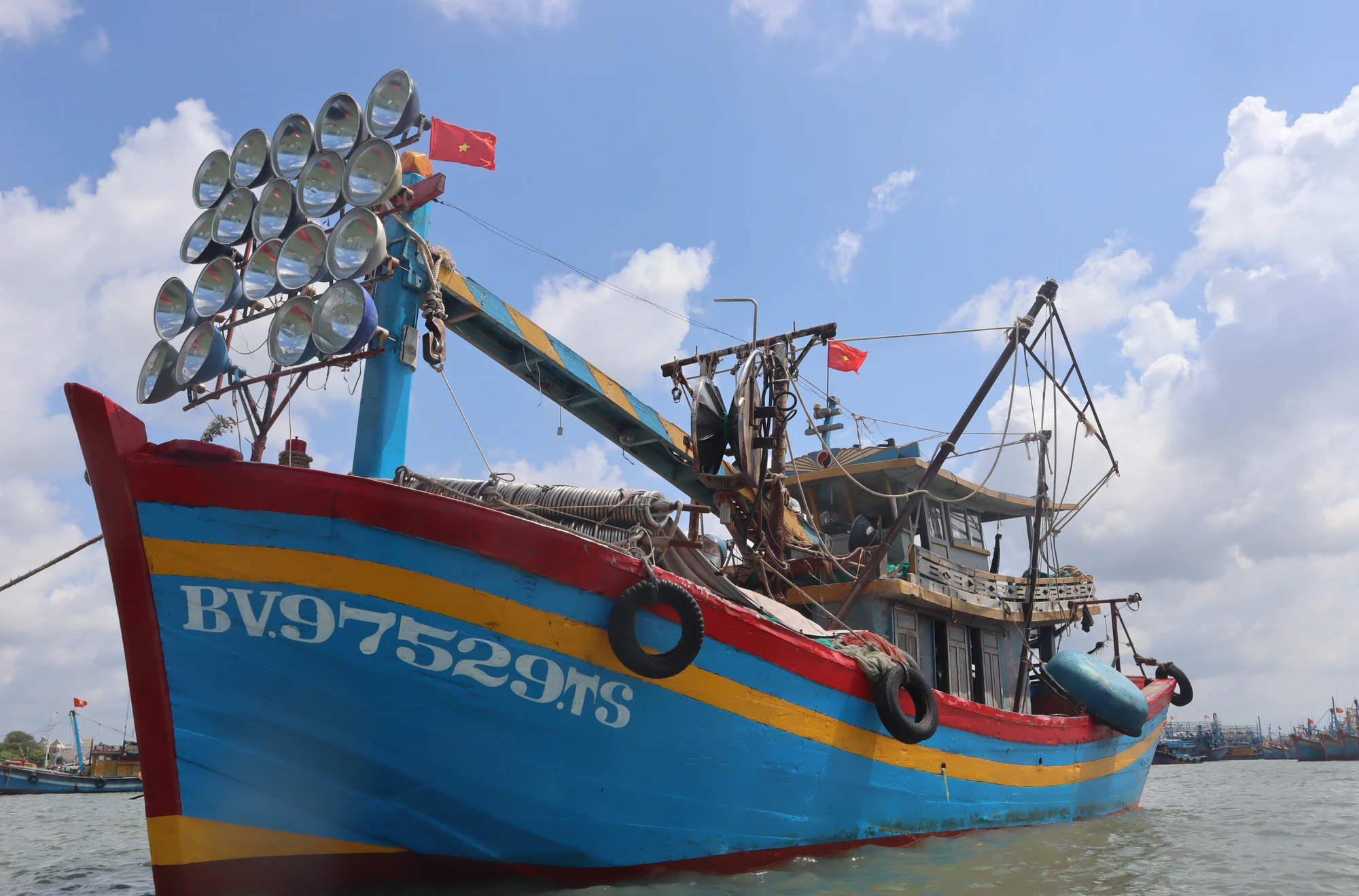 Vươn khơi, bám biển, đánh bắt đúng quy định là quyết tâm của ngư dân tỉnh Bà Rịa-Vũng Tàu. Ảnh: TK