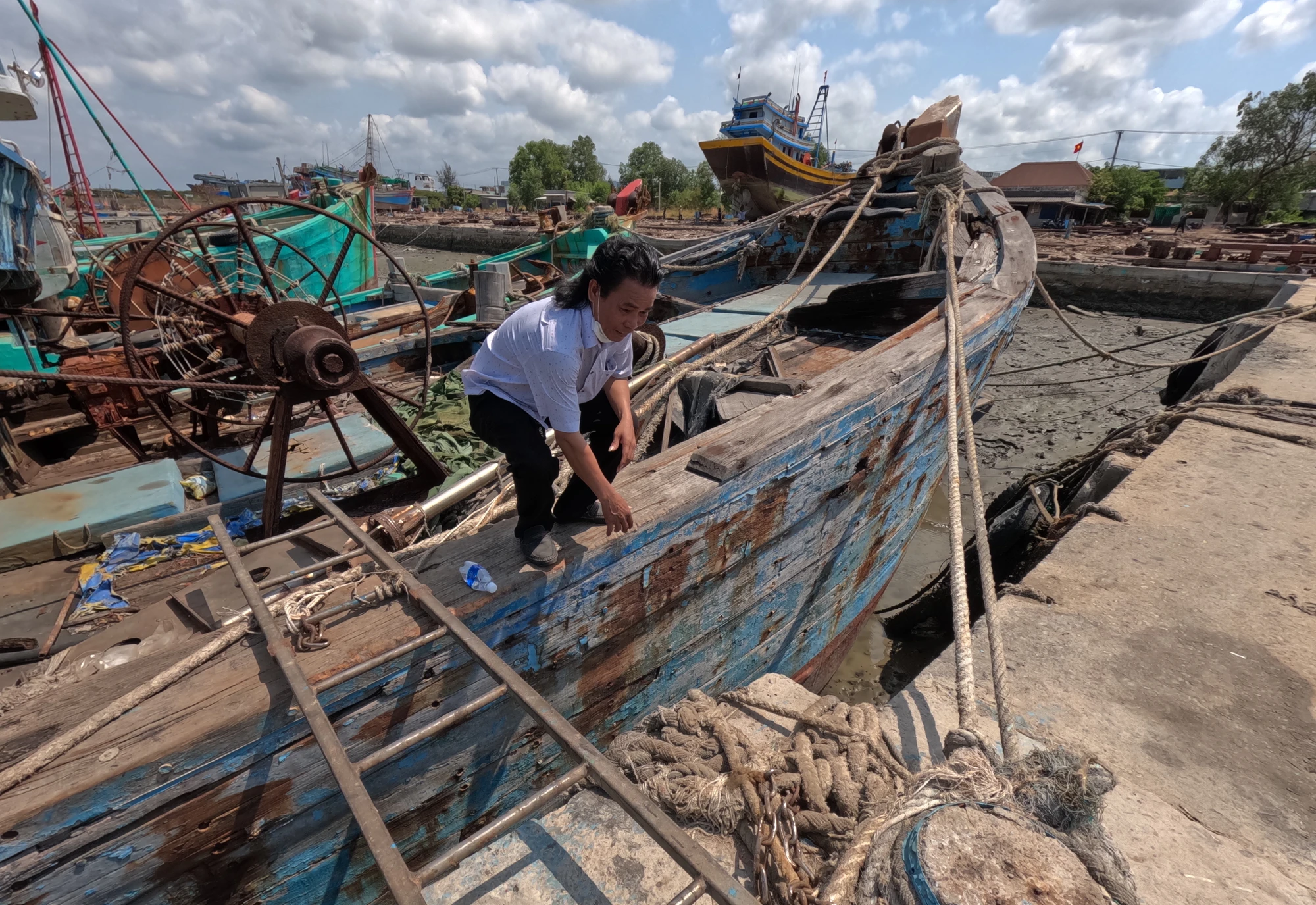 Nhiều tàu bán rẻ hơn rất nhiều so với thời điểm đóng để xả ra lấy phế liệu. Ảnh: TK
