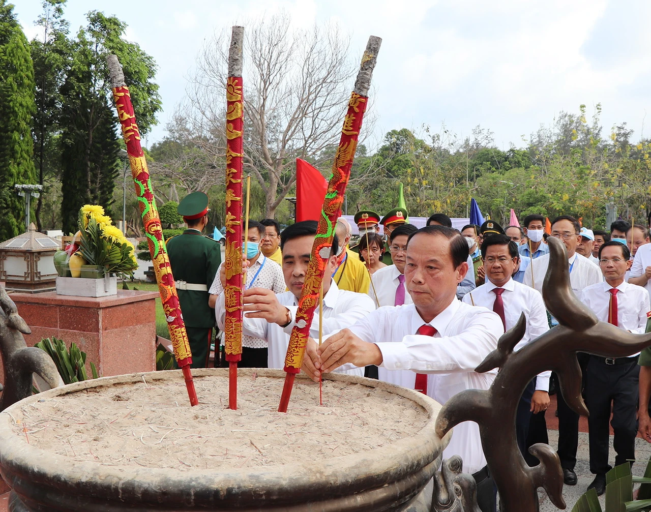 Đoàn tỉnh Bà Rịa-Vũng Tàu cùng các đại biểu trong một dịp dâng hương tại Tượng đài Nghĩa trang Hàng Dương, huyện Côn Đảo. Ảnh: TK Đoàn tỉnh Bà Rịa-Vũng Tàu cùng các đại biểu trong một dịp dâng hương tại Tượng đài Nghĩa trang Hàng Dương, huyện Côn Đảo. Ảnh: TK