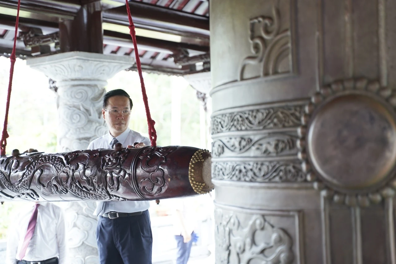 Chủ tịch nước Võ Văn Thưởng nguyện chuông, khai lễ Lễ giỗ các Anh hùng liệt sĩ, chiến sĩ cách mạng và đồng bào yêu nước đã hy sinh tại Côn Đảo. Ảnh: Mạnh Cường