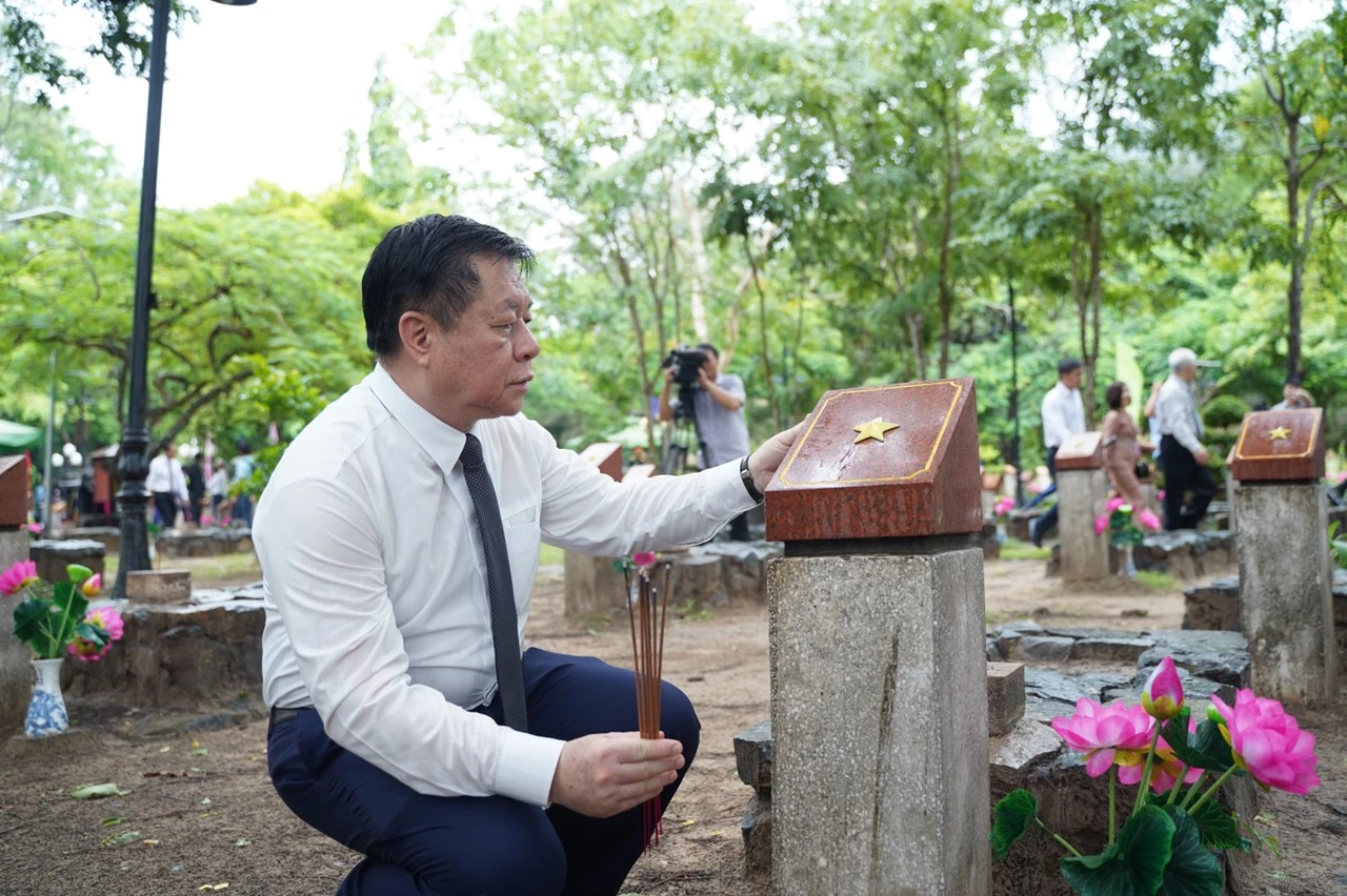 Ông Nguyễn Trọng Nghĩa, trưởng ban Tuyên giáo Trung ương thắp hương tại mộ liệt sĩ trong Nghĩa trang Hàng Dương. Ảnh: MC
